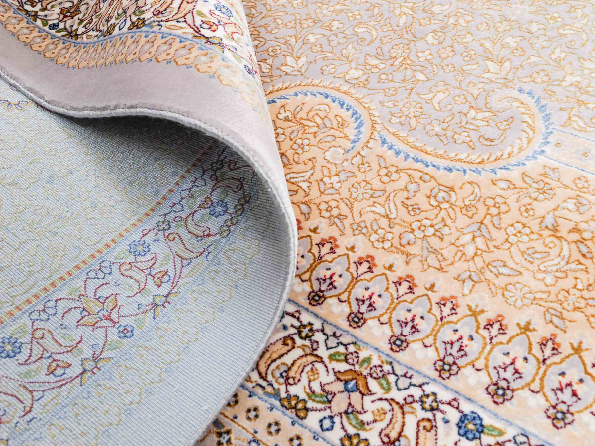 Ghom Maschinenteppich "Bijan" 225 x 150 cm, durchgemustert, aus pflanzlicher Seide (Viskose), Silber-Grau-Gold. Teppichnummer: V16SV338H. Persian Luxury Collection by Khademi. Made in Iran / Persia – Vertrieb durch JUPITER Intl.