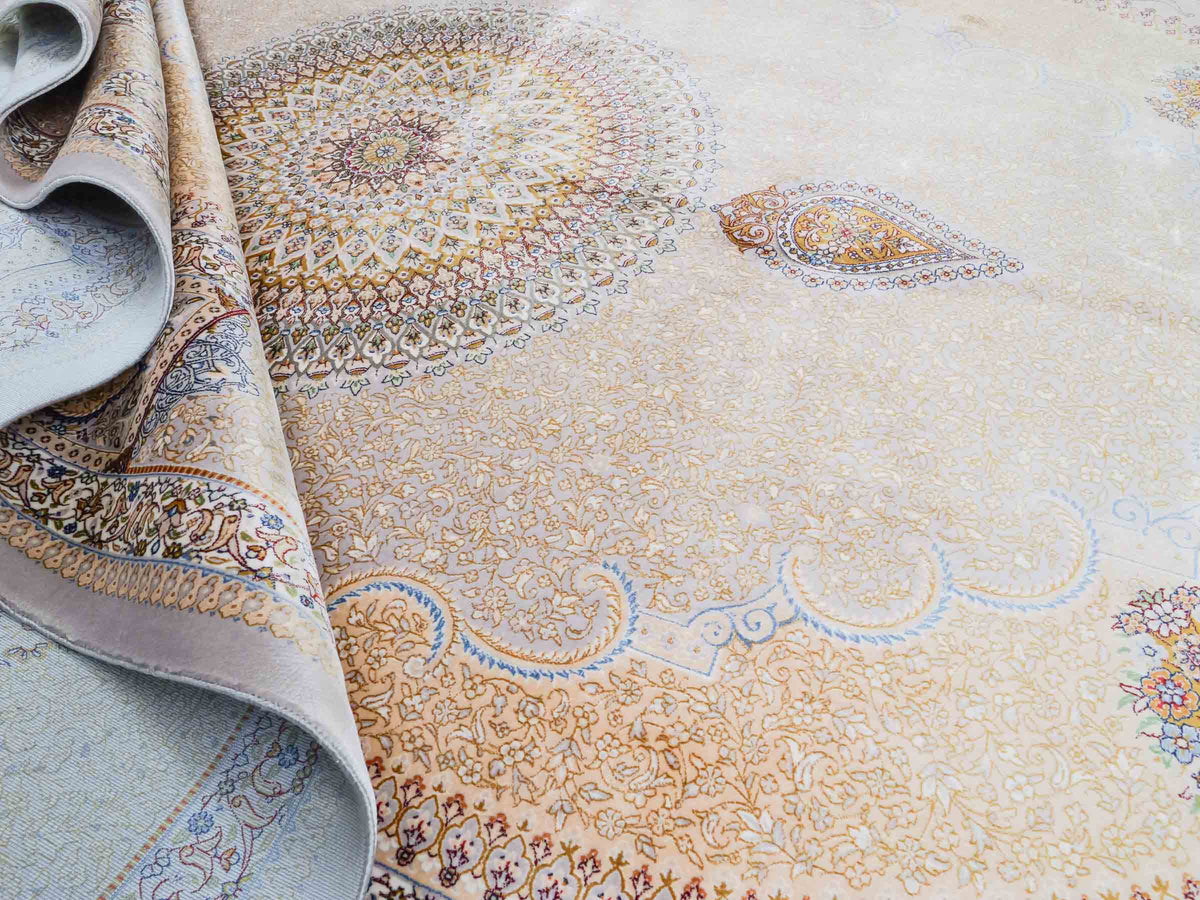 Ghom Maschinenteppich "Bijan" 225 x 150 cm, durchgemustert, aus pflanzlicher Seide (Viskose), Silber-Grau-Gold. Teppichnummer: V16SV338H. Persian Luxury Collection by Khademi. Made in Iran / Persia – Vertrieb durch JUPITER Intl.