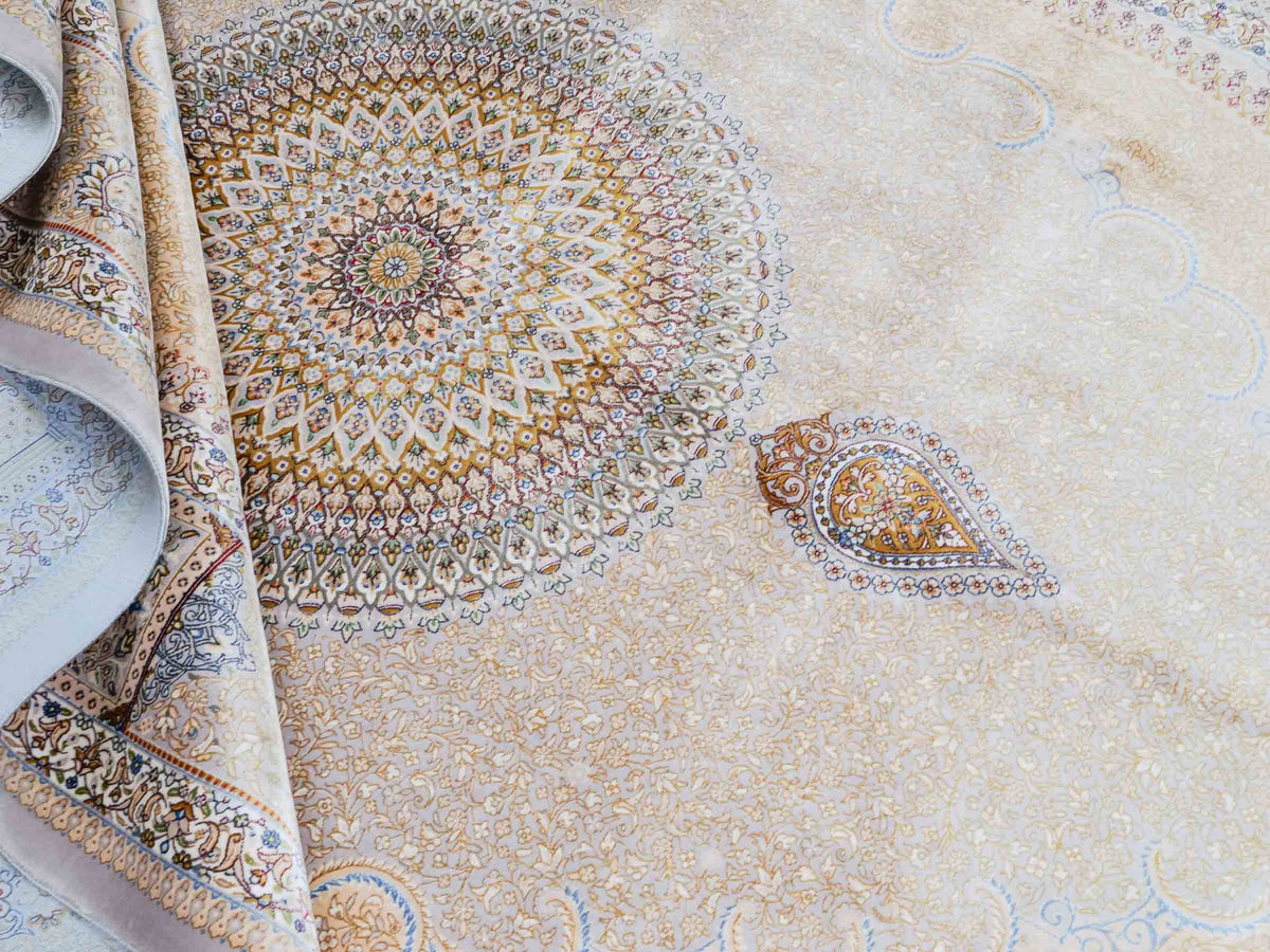 Ghom Maschinenteppich "Bijan" 225 x 150 cm, durchgemustert, aus pflanzlicher Seide (Viskose), Silber-Grau-Gold. Teppichnummer: V16SV338H. Persian Luxury Collection by Khademi. Made in Iran / Persia – Vertrieb durch JUPITER Intl.