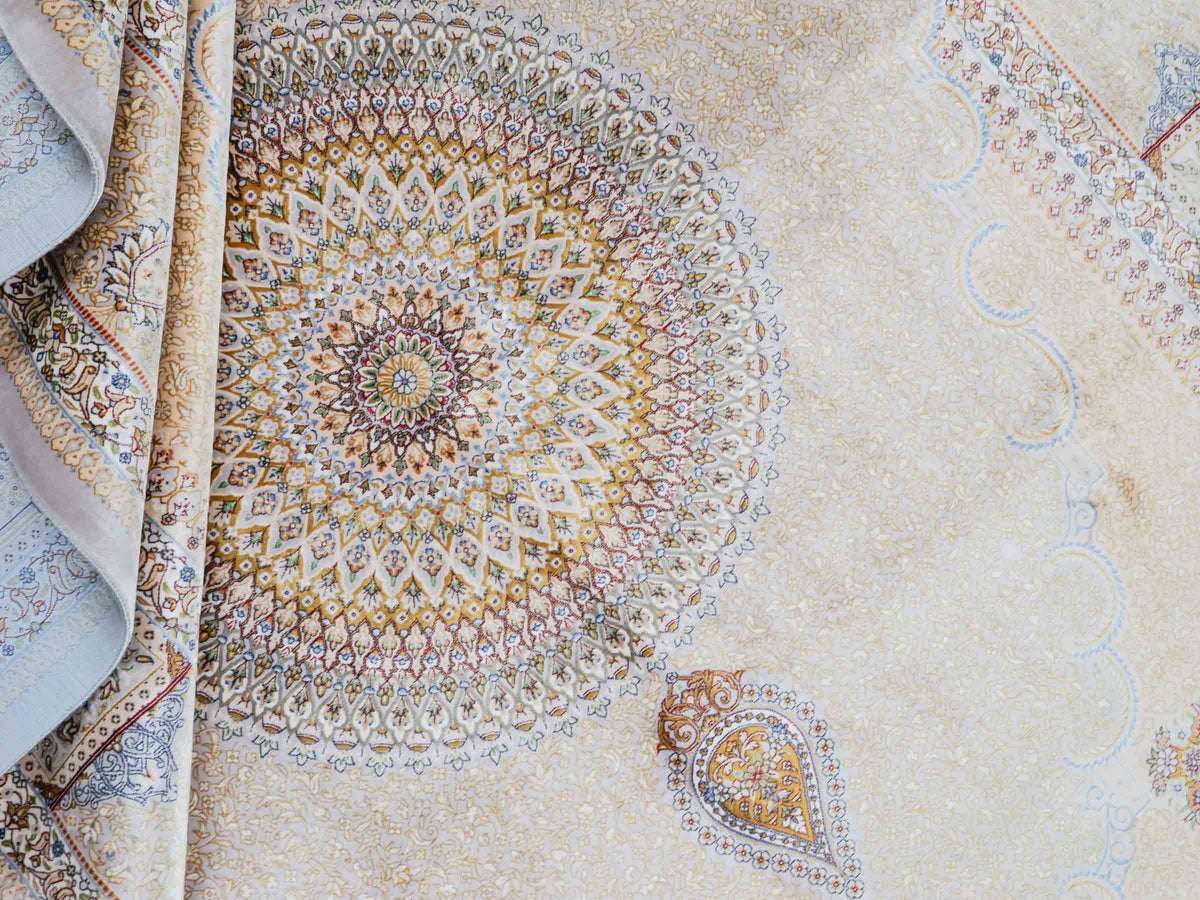 Ghom Maschinenteppich "Bijan" 225 x 150 cm, durchgemustert, aus pflanzlicher Seide (Viskose), Silber-Grau-Gold. Teppichnummer: V16SV338H. Persian Luxury Collection by Khademi. Made in Iran / Persia – Vertrieb durch JUPITER Intl.