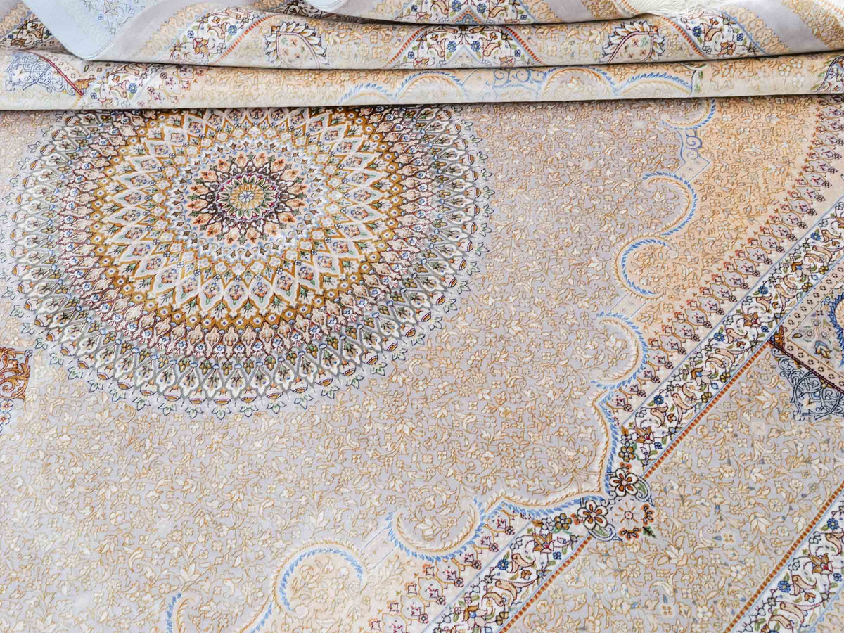 Ghom Maschinenteppich "Bijan" 225 x 150 cm, durchgemustert, aus pflanzlicher Seide (Viskose), Silber-Grau-Gold. Teppichnummer: V16SV338H. Persian Luxury Collection by Khademi. Made in Iran / Persia – Vertrieb durch JUPITER Intl.