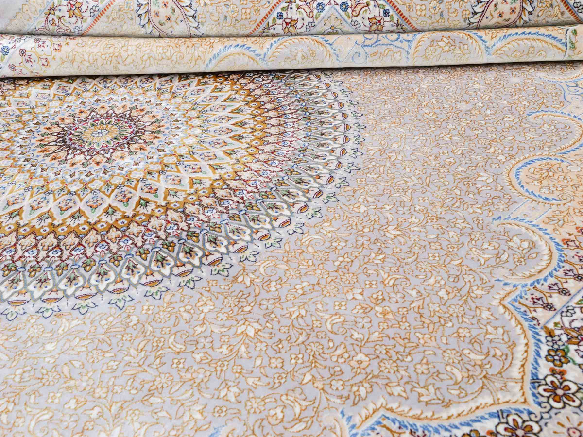 Ghom Maschinenteppich "Bijan" 225 x 150 cm, durchgemustert, aus pflanzlicher Seide (Viskose), Silber-Grau-Gold. Teppichnummer: V16SV338H. Persian Luxury Collection by Khademi. Made in Iran / Persia – Vertrieb durch JUPITER Intl.