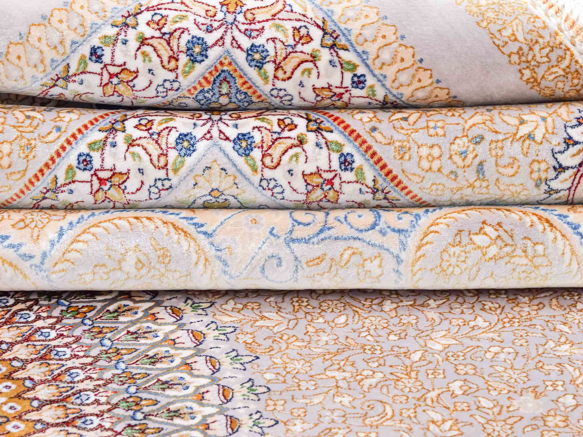 Ghom Maschinenteppich "Bijan" 225 x 150 cm, durchgemustert, aus pflanzlicher Seide (Viskose), Silber-Grau-Gold. Teppichnummer: V16SV338H. Persian Luxury Collection by Khademi. Made in Iran / Persia – Vertrieb durch JUPITER Intl.
