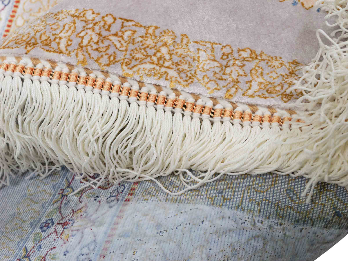Ghom Maschinenteppich "Bijan" 225 x 150 cm, durchgemustert, aus pflanzlicher Seide (Viskose), Silber-Grau-Gold. Teppichnummer: V16SV338H. Persian Luxury Collection by Khademi. Made in Iran / Persia – Vertrieb durch JUPITER Intl.
