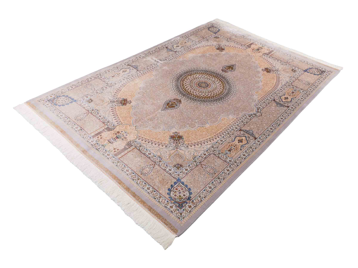 Ghom Maschinenteppich "Bijan" 225 x 150 cm, durchgemustert, aus pflanzlicher Seide (Viskose), Silber-Grau-Gold. Teppichnummer: V16SV338H. Persian Luxury Collection by Khademi. Made in Iran / Persia – Vertrieb durch JUPITER Intl.