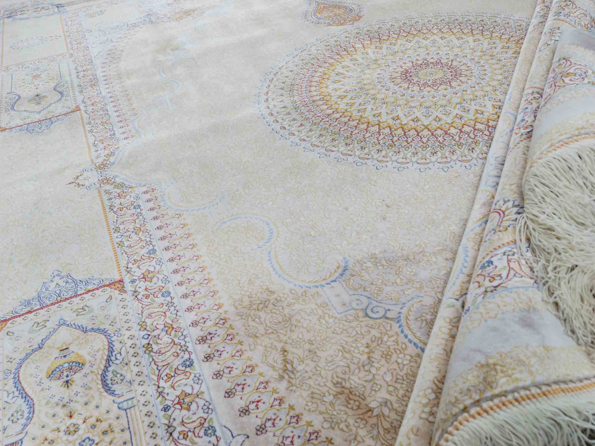 Ghom Maschinenteppich "Bijan" 225 x 150 cm, durchgemustert, aus pflanzlicher Seide (Viskose), Silber-Grau-Gold. Teppichnummer: V16SV338H. Persian Luxury Collection by Khademi. Made in Iran / Persia – Vertrieb durch JUPITER Intl.