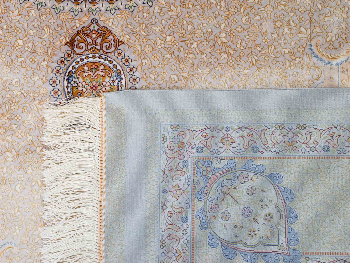 Ghom Maschinenteppich "Bijan" 225 x 150 cm, durchgemustert, aus pflanzlicher Seide (Viskose), Silber-Grau-Gold. Teppichnummer: V16SV338H. Persian Luxury Collection by Khademi. Made in Iran / Persia – Vertrieb durch JUPITER Intl.