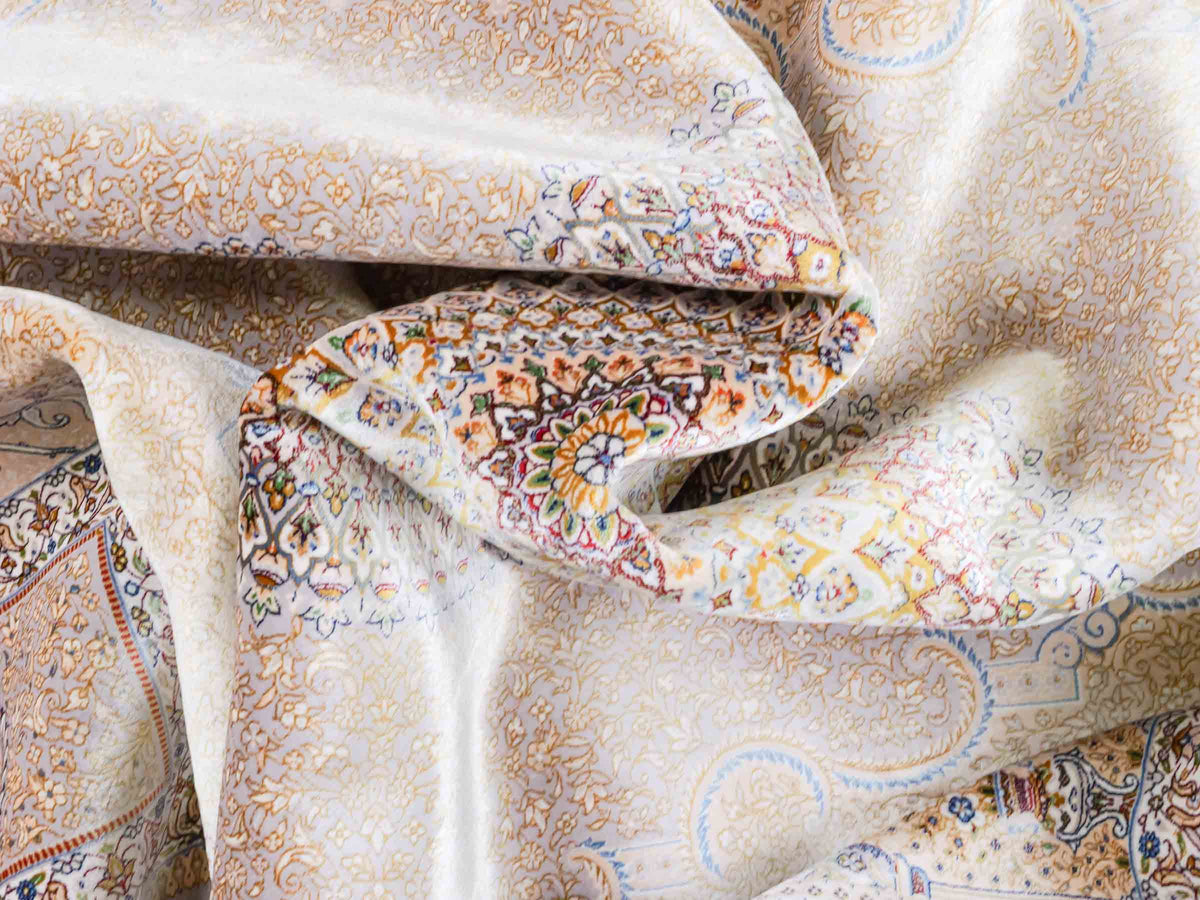 Ghom Maschinenteppich "Bijan" 225 x 150 cm, durchgemustert, aus pflanzlicher Seide (Viskose), Silber-Grau-Gold. Teppichnummer: V16SV338H. Persian Luxury Collection by Khademi. Made in Iran / Persia – Vertrieb durch JUPITER Intl.