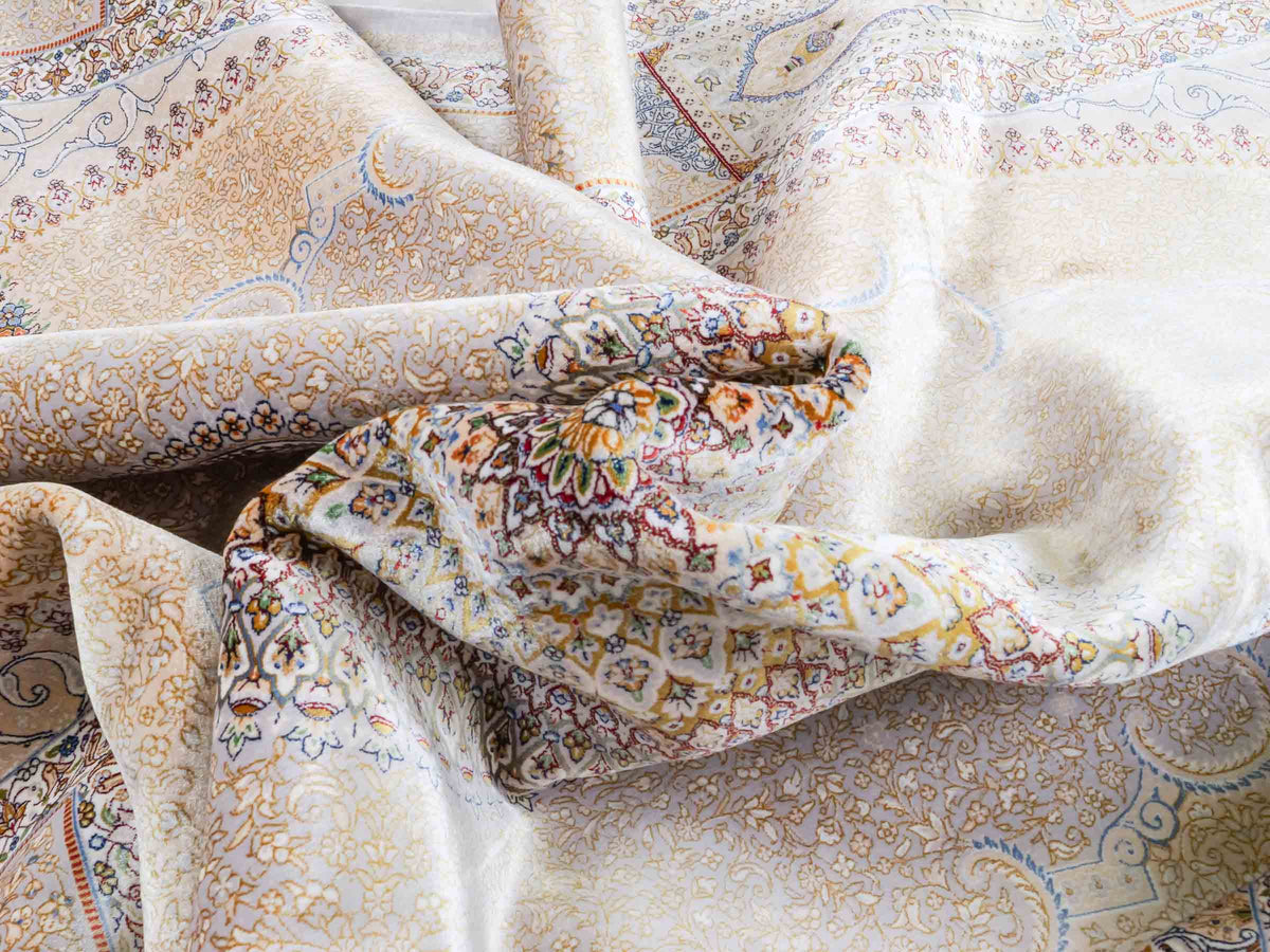 Ghom Maschinenteppich "Bijan" 225 x 150 cm, durchgemustert, aus pflanzlicher Seide (Viskose), Silber-Grau-Gold. Teppichnummer: V16SV338H. Persian Luxury Collection by Khademi. Made in Iran / Persia – Vertrieb durch JUPITER Intl.