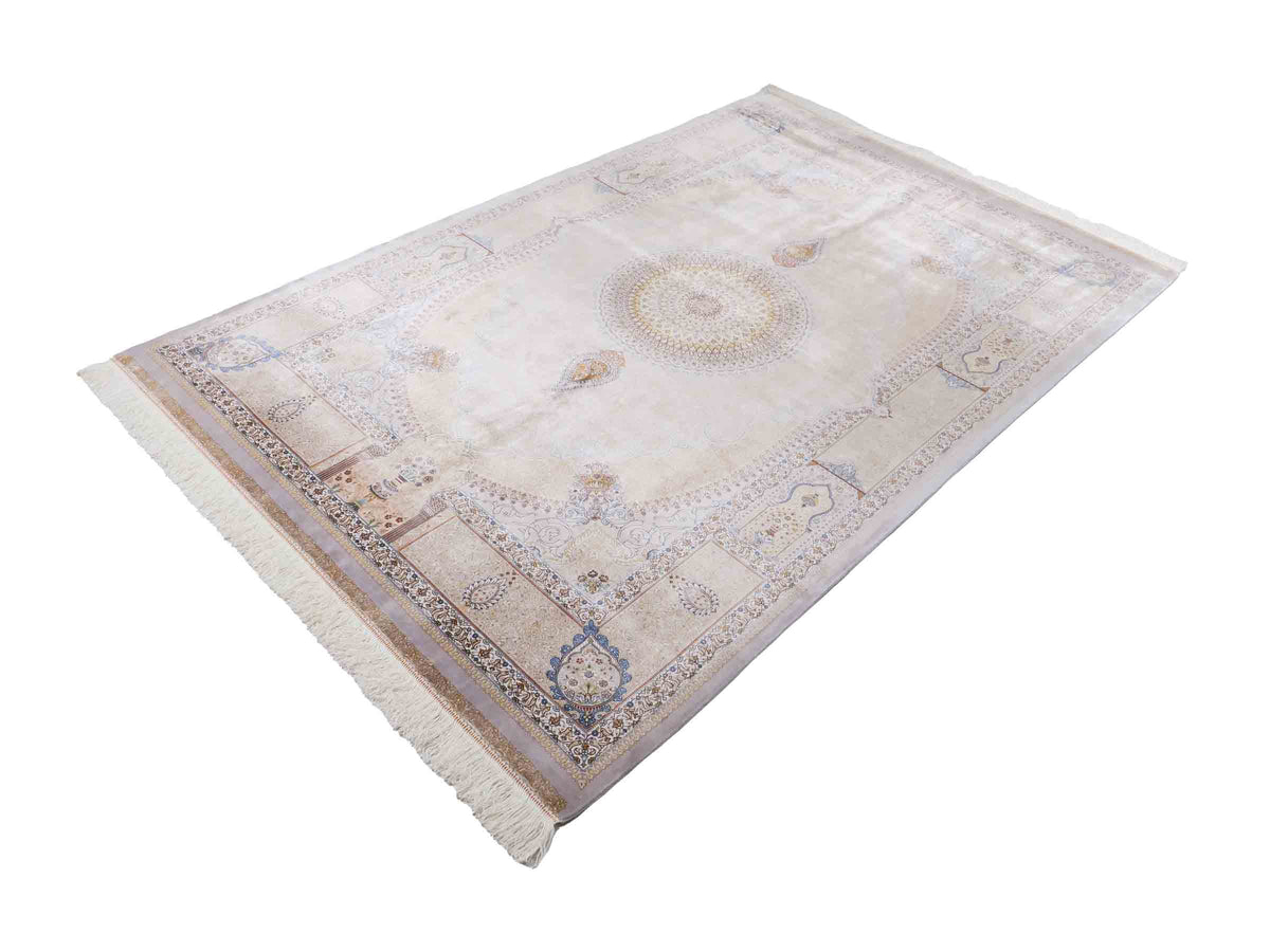 Ghom Maschinenteppich "Bijan" 225 x 150 cm, durchgemustert, aus pflanzlicher Seide (Viskose), Silber-Grau-Gold. Teppichnummer: V16SV338H. Persian Luxury Collection by Khademi. Made in Iran / Persia – Vertrieb durch JUPITER Intl.