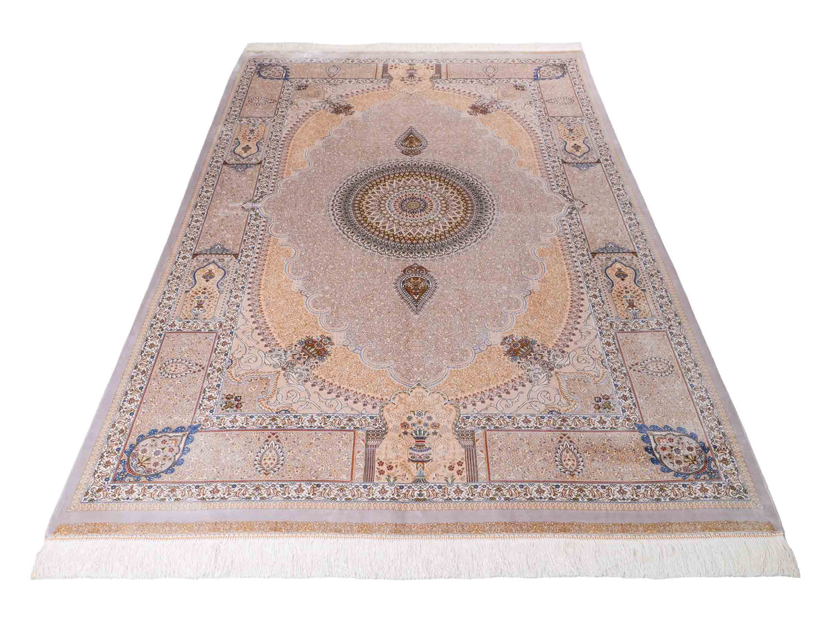 Ghom Maschinenteppich "Bijan" 225 x 150 cm, durchgemustert, aus pflanzlicher Seide (Viskose), Silber-Grau-Gold. Teppichnummer: V16SV338H. Persian Luxury Collection by Khademi. Made in Iran / Persia – Vertrieb durch JUPITER Intl.