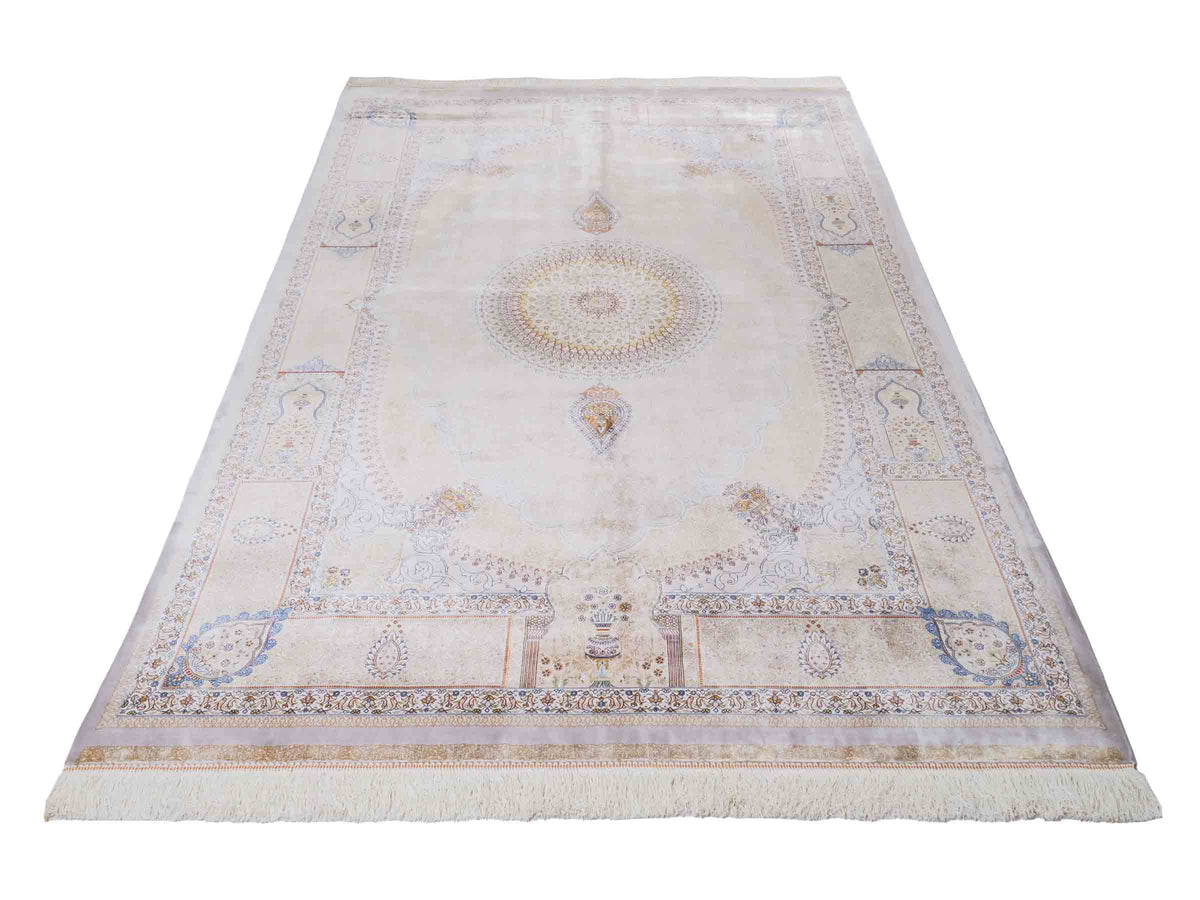 Ghom Maschinenteppich "Bijan" 225 x 150 cm, durchgemustert, aus pflanzlicher Seide (Viskose), Silber-Grau-Gold. Teppichnummer: V16SV338H. Persian Luxury Collection by Khademi. Made in Iran / Persia – Vertrieb durch JUPITER Intl.