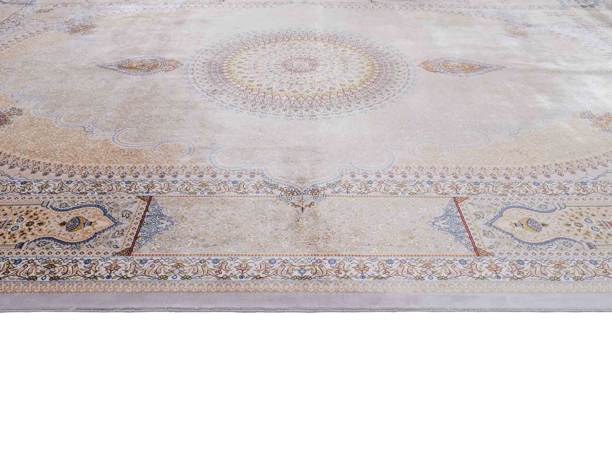 Ghom Maschinenteppich "Bijan" 225 x 150 cm, durchgemustert, aus pflanzlicher Seide (Viskose), Silber-Grau-Gold. Teppichnummer: V16SV338H. Persian Luxury Collection by Khademi. Made in Iran / Persia – Vertrieb durch JUPITER Intl.