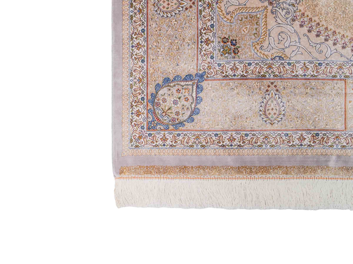 Ghom Maschinenteppich "Bijan" 225 x 150 cm, durchgemustert, aus pflanzlicher Seide (Viskose), Silber-Grau-Gold. Teppichnummer: V16SV338H. Persian Luxury Collection by Khademi. Made in Iran / Persia – Vertrieb durch JUPITER Intl.