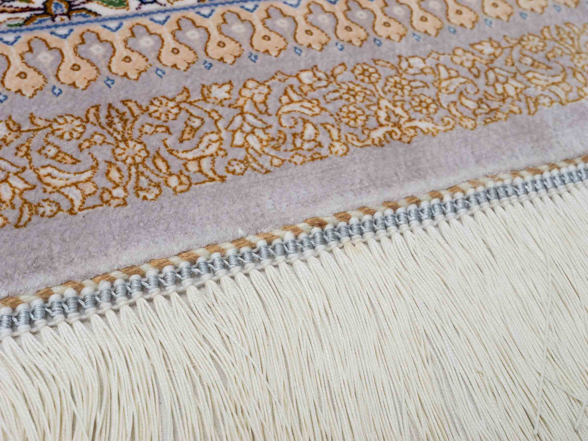Ghom Maschinenteppich "Bijan" 300 x 200 cm, mit Medaillon, aus pflanzlicher Seide (Viskose), Silber-Grau-Gold. Teppichnummer: V16SV600H. Persian Luxury Collection by Khademi. Made in Iran / Persia – Vertrieb durch JUPITER Intl.