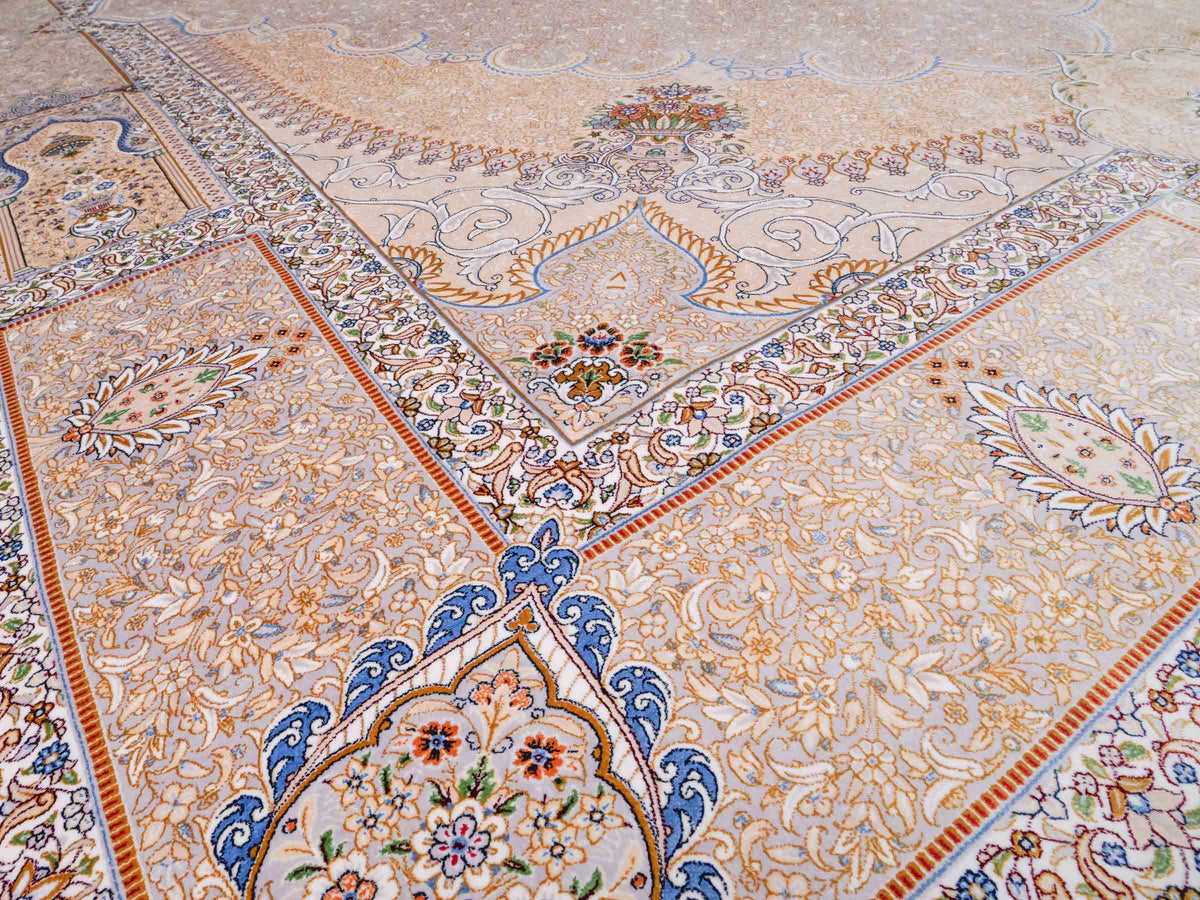 Ghom Maschinenteppich "Bijan" 300 x 200 cm, mit Medaillon, aus pflanzlicher Seide (Viskose), Silber-Grau-Gold. Teppichnummer: V16SV600H. Persian Luxury Collection by Khademi. Made in Iran / Persia – Vertrieb durch JUPITER Intl.