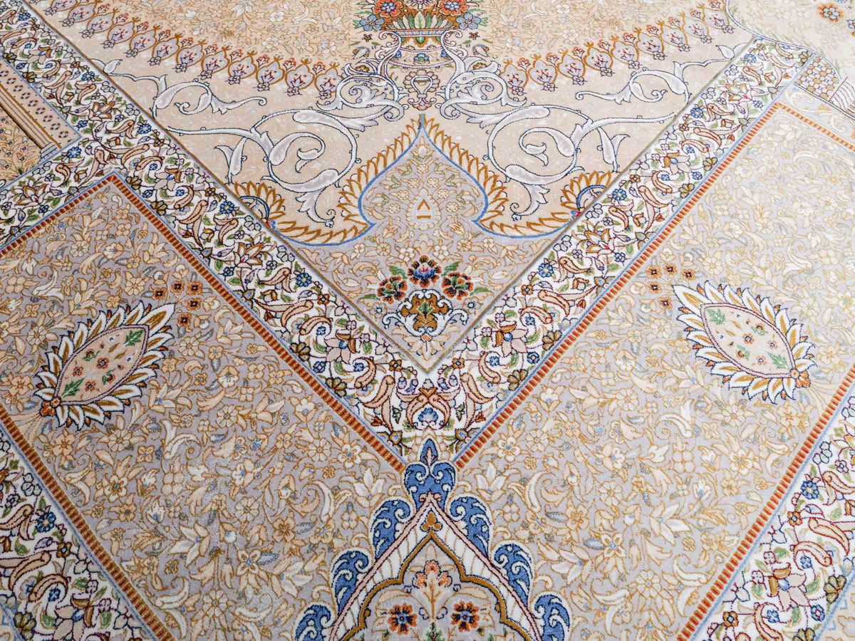 Ghom Maschinenteppich "Bijan" 300 x 200 cm, mit Medaillon, aus pflanzlicher Seide (Viskose), Silber-Grau-Gold. Teppichnummer: V16SV600H. Persian Luxury Collection by Khademi. Made in Iran / Persia – Vertrieb durch JUPITER Intl.