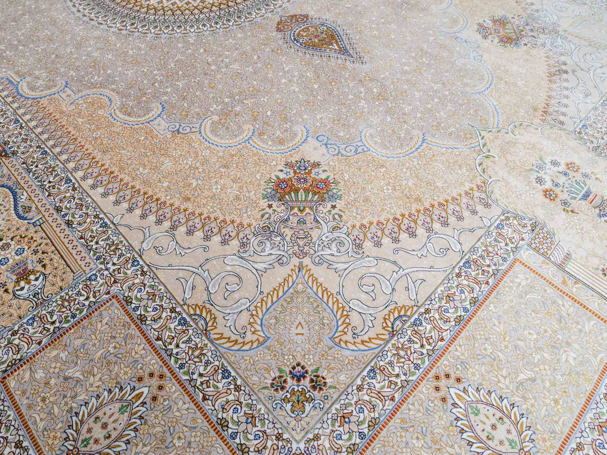 Ghom Maschinenteppich "Bijan" 300 x 200 cm, mit Medaillon, aus pflanzlicher Seide (Viskose), Silber-Grau-Gold. Teppichnummer: V16SV600H. Persian Luxury Collection by Khademi. Made in Iran / Persia – Vertrieb durch JUPITER Intl.