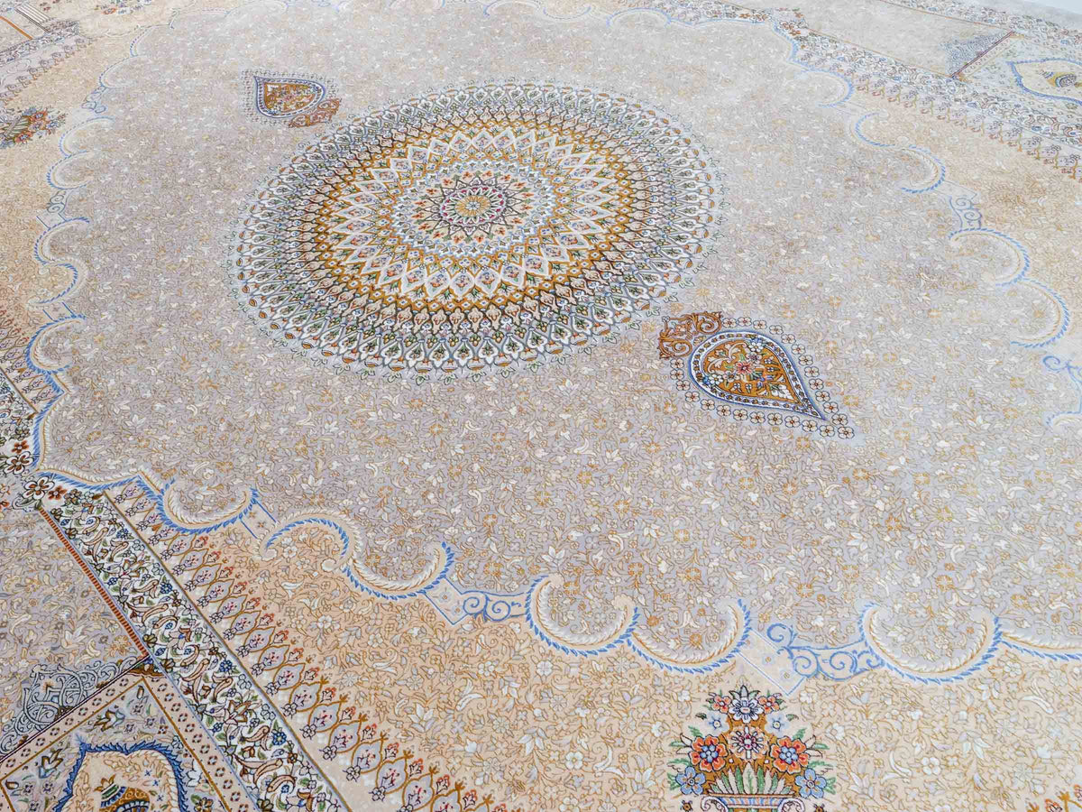 Ghom Maschinenteppich "Bijan" 300 x 200 cm, mit Medaillon, aus pflanzlicher Seide (Viskose), Silber-Grau-Gold. Teppichnummer: V16SV600H. Persian Luxury Collection by Khademi. Made in Iran / Persia – Vertrieb durch JUPITER Intl.