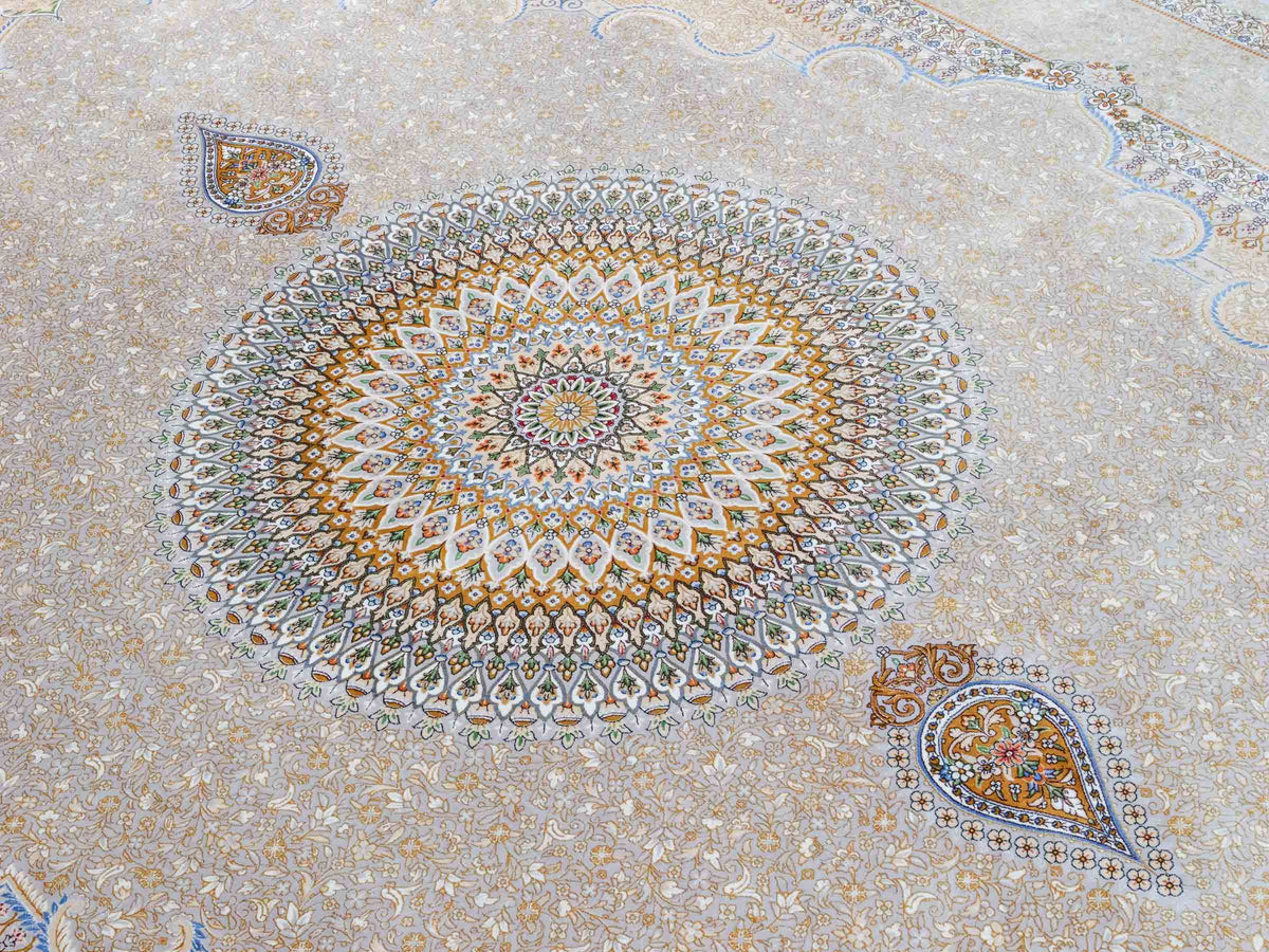 Ghom Maschinenteppich "Bijan" 300 x 200 cm, mit Medaillon, aus pflanzlicher Seide (Viskose), Silber-Grau-Gold. Teppichnummer: V16SV600H. Persian Luxury Collection by Khademi. Made in Iran / Persia – Vertrieb durch JUPITER Intl.