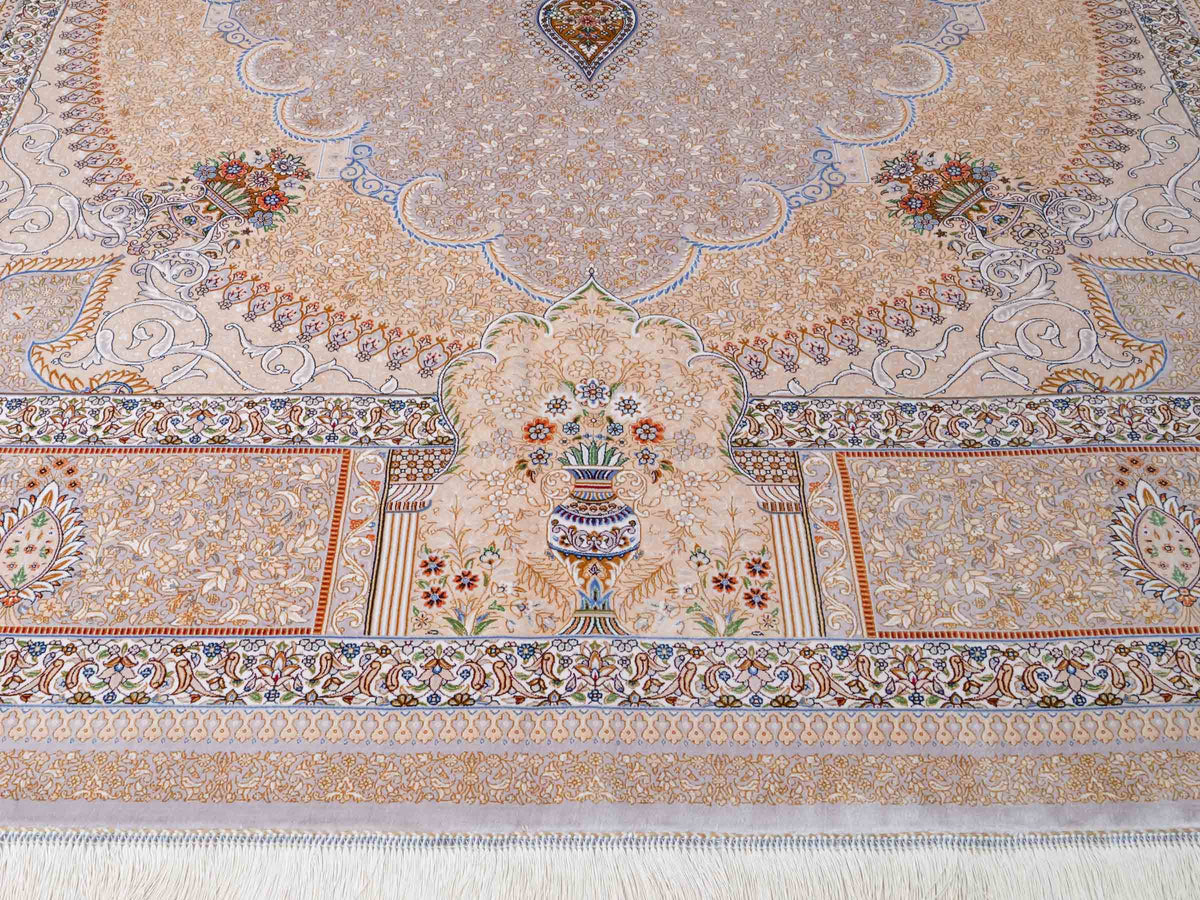 Ghom Maschinenteppich "Bijan" 300 x 200 cm, mit Medaillon, aus pflanzlicher Seide (Viskose), Silber-Grau-Gold. Teppichnummer: V16SV600H. Persian Luxury Collection by Khademi. Made in Iran / Persia – Vertrieb durch JUPITER Intl.