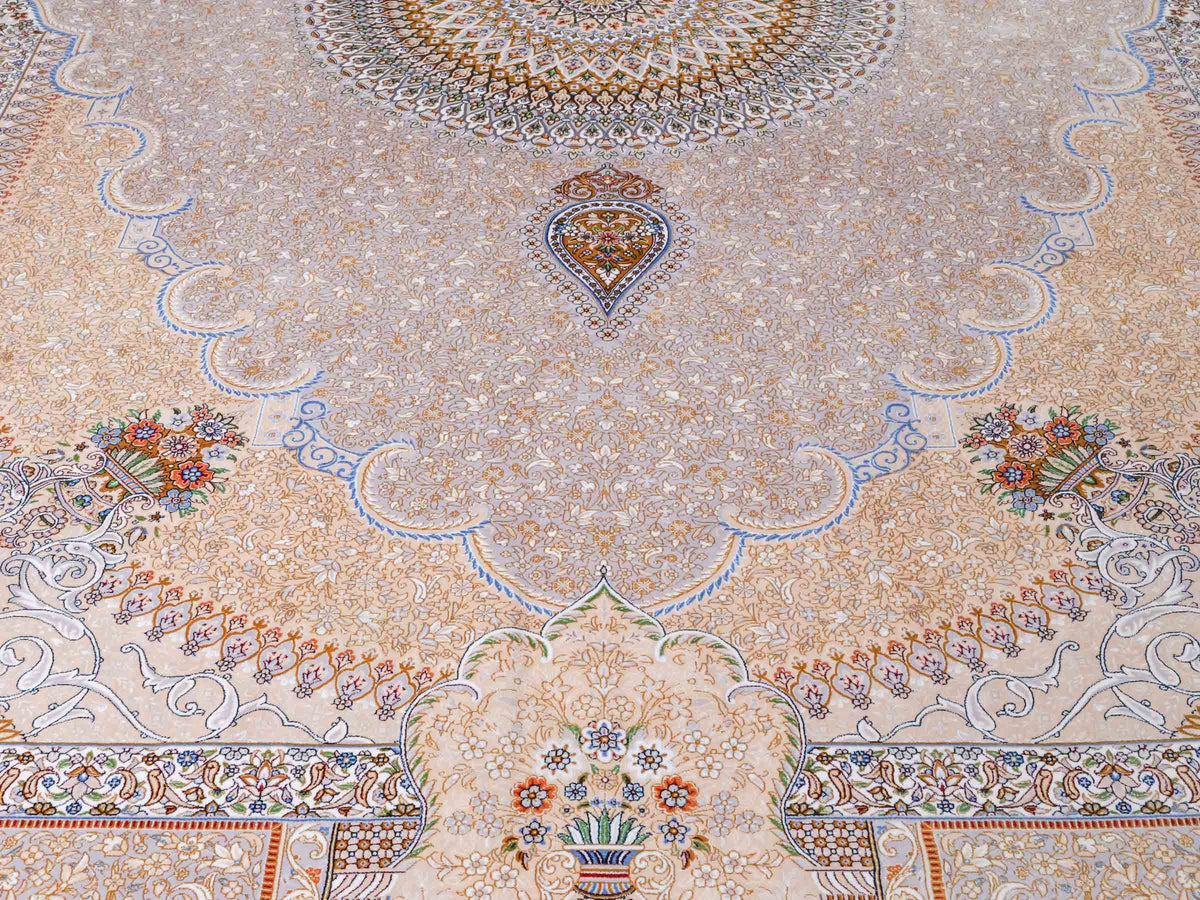 Ghom Maschinenteppich "Bijan" 300 x 200 cm, mit Medaillon, aus pflanzlicher Seide (Viskose), Silber-Grau-Gold. Teppichnummer: V16SV600H. Persian Luxury Collection by Khademi. Made in Iran / Persia – Vertrieb durch JUPITER Intl.