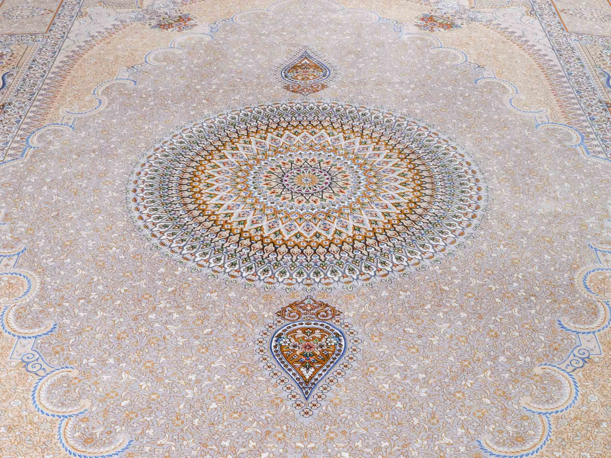 Ghom Maschinenteppich "Bijan" 300 x 200 cm, mit Medaillon, aus pflanzlicher Seide (Viskose), Silber-Grau-Gold. Teppichnummer: V16SV600H. Persian Luxury Collection by Khademi. Made in Iran / Persia – Vertrieb durch JUPITER Intl.