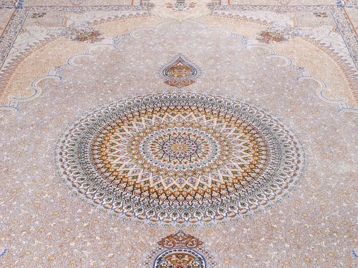 Ghom Maschinenteppich "Bijan" 300 x 200 cm, mit Medaillon, aus pflanzlicher Seide (Viskose), Silber-Grau-Gold. Teppichnummer: V16SV600H. Persian Luxury Collection by Khademi. Made in Iran / Persia – Vertrieb durch JUPITER Intl.