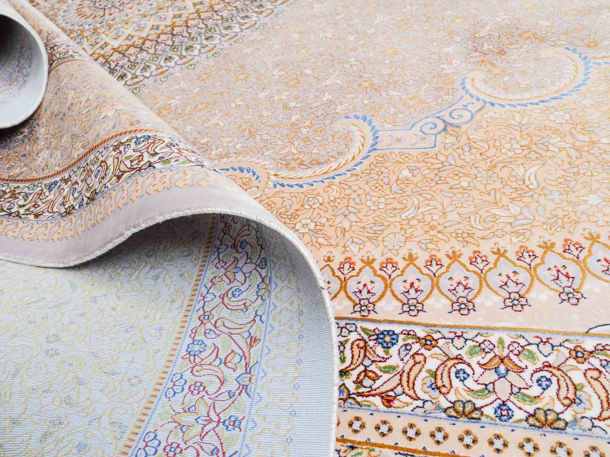 Ghom Maschinenteppich "Bijan" 300 x 200 cm, mit Medaillon, aus pflanzlicher Seide (Viskose), Silber-Grau-Gold. Teppichnummer: V16SV600H. Persian Luxury Collection by Khademi. Made in Iran / Persia – Vertrieb durch JUPITER Intl.
