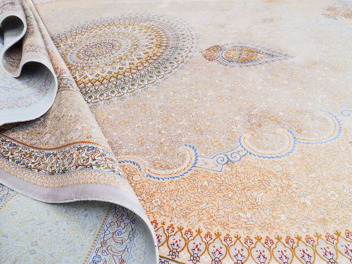Ghom Maschinenteppich "Bijan" 300 x 200 cm, mit Medaillon, aus pflanzlicher Seide (Viskose), Silber-Grau-Gold. Teppichnummer: V16SV600H. Persian Luxury Collection by Khademi. Made in Iran / Persia – Vertrieb durch JUPITER Intl.