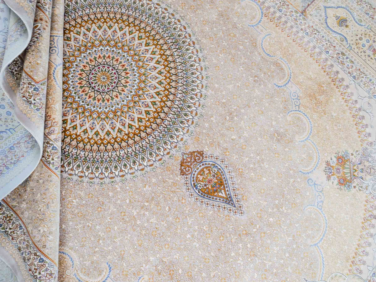 Ghom Maschinenteppich "Bijan" 300 x 200 cm, mit Medaillon, aus pflanzlicher Seide (Viskose), Silber-Grau-Gold. Teppichnummer: V16SV600H. Persian Luxury Collection by Khademi. Made in Iran / Persia – Vertrieb durch JUPITER Intl.
