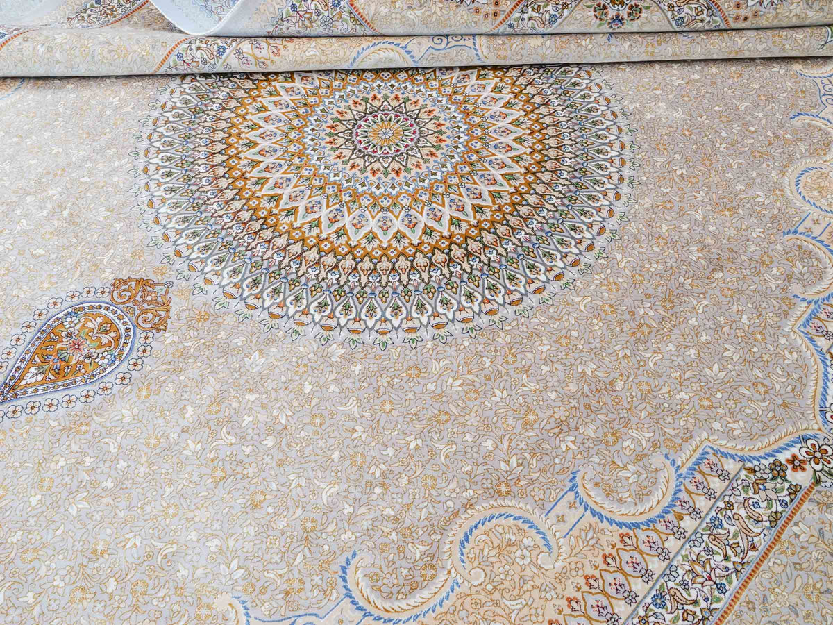 Ghom Maschinenteppich "Bijan" 300 x 200 cm, mit Medaillon, aus pflanzlicher Seide (Viskose), Silber-Grau-Gold. Teppichnummer: V16SV600H. Persian Luxury Collection by Khademi. Made in Iran / Persia – Vertrieb durch JUPITER Intl.