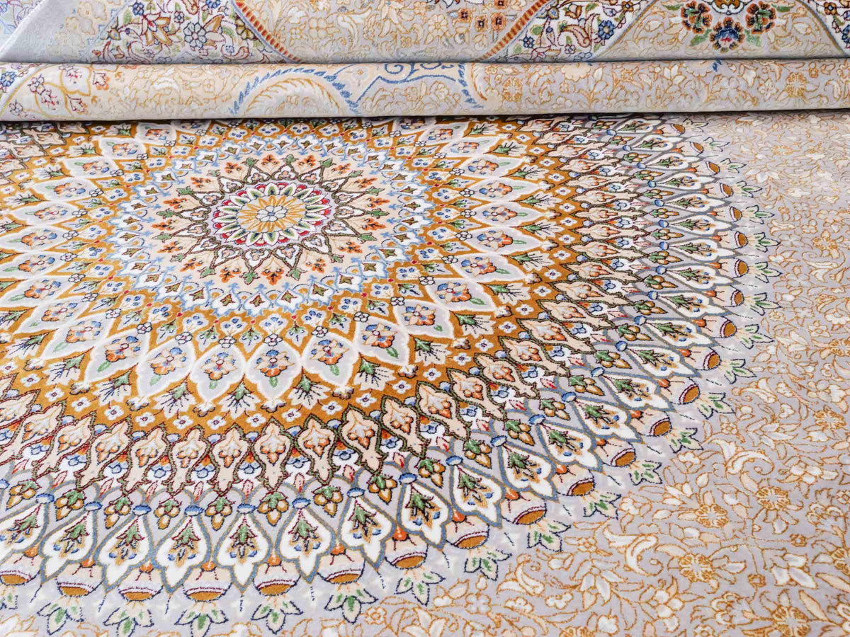 Ghom Maschinenteppich "Bijan" 300 x 200 cm, mit Medaillon, aus pflanzlicher Seide (Viskose), Silber-Grau-Gold. Teppichnummer: V16SV600H. Persian Luxury Collection by Khademi. Made in Iran / Persia – Vertrieb durch JUPITER Intl.