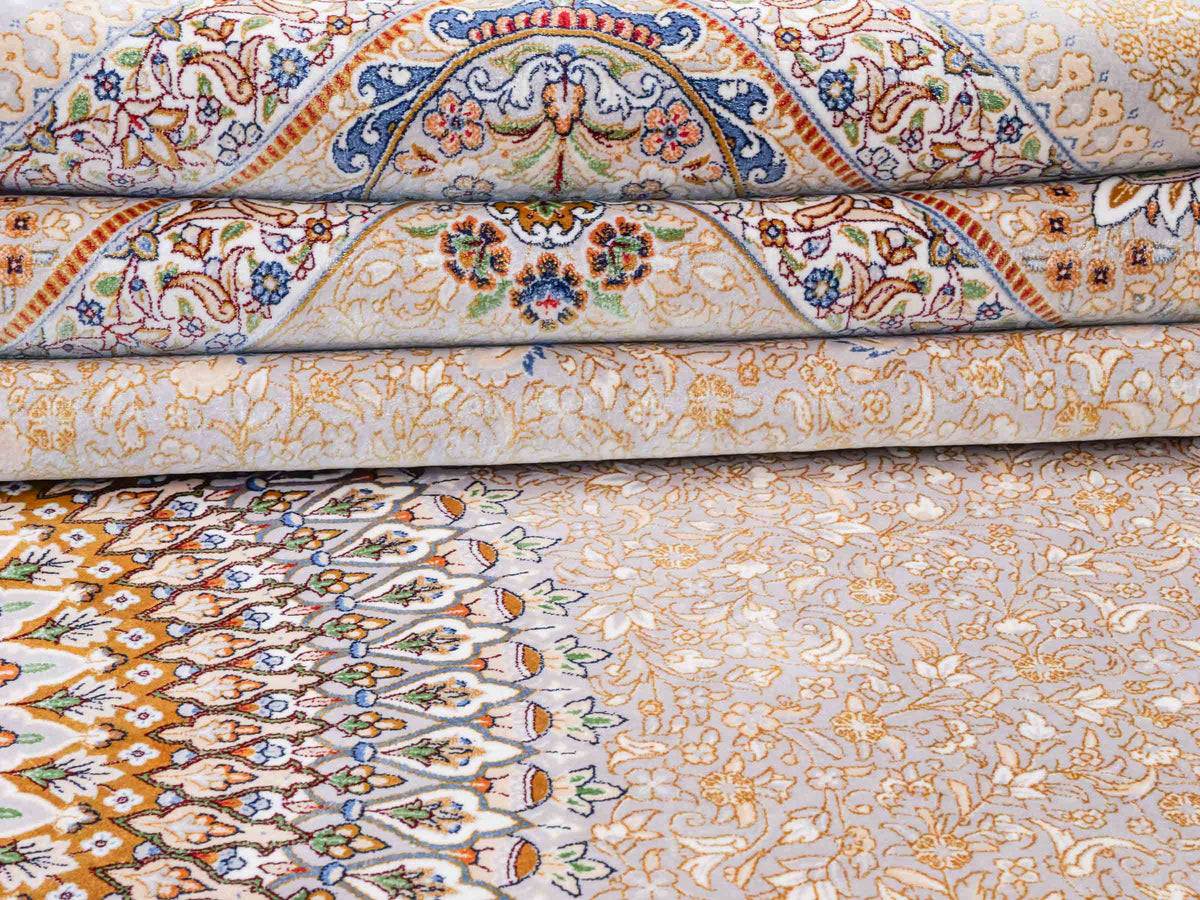 Ghom Maschinenteppich "Bijan" 300 x 200 cm, mit Medaillon, aus pflanzlicher Seide (Viskose), Silber-Grau-Gold. Teppichnummer: V16SV600H. Persian Luxury Collection by Khademi. Made in Iran / Persia – Vertrieb durch JUPITER Intl.