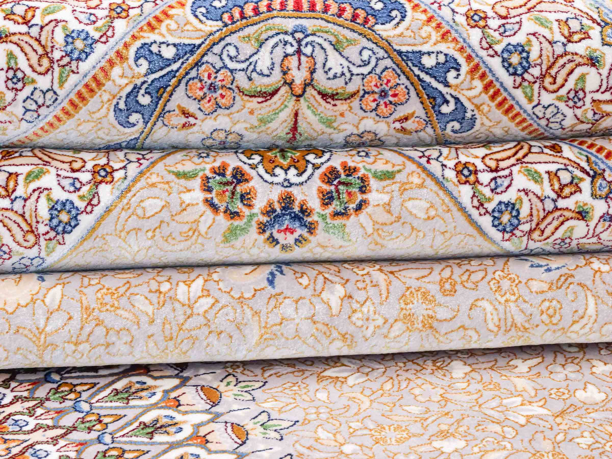Ghom Maschinenteppich "Bijan" 300 x 200 cm, mit Medaillon, aus pflanzlicher Seide (Viskose), Silber-Grau-Gold. Teppichnummer: V16SV600H. Persian Luxury Collection by Khademi. Made in Iran / Persia – Vertrieb durch JUPITER Intl.