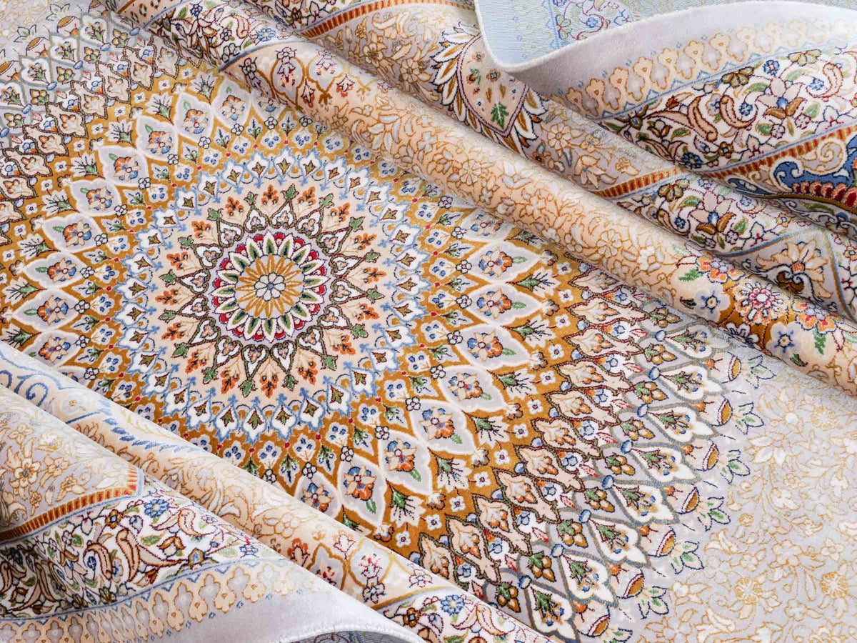Ghom Maschinenteppich "Bijan" 300 x 200 cm, mit Medaillon, aus pflanzlicher Seide (Viskose), Silber-Grau-Gold. Teppichnummer: V16SV600H. Persian Luxury Collection by Khademi. Made in Iran / Persia – Vertrieb durch JUPITER Intl.