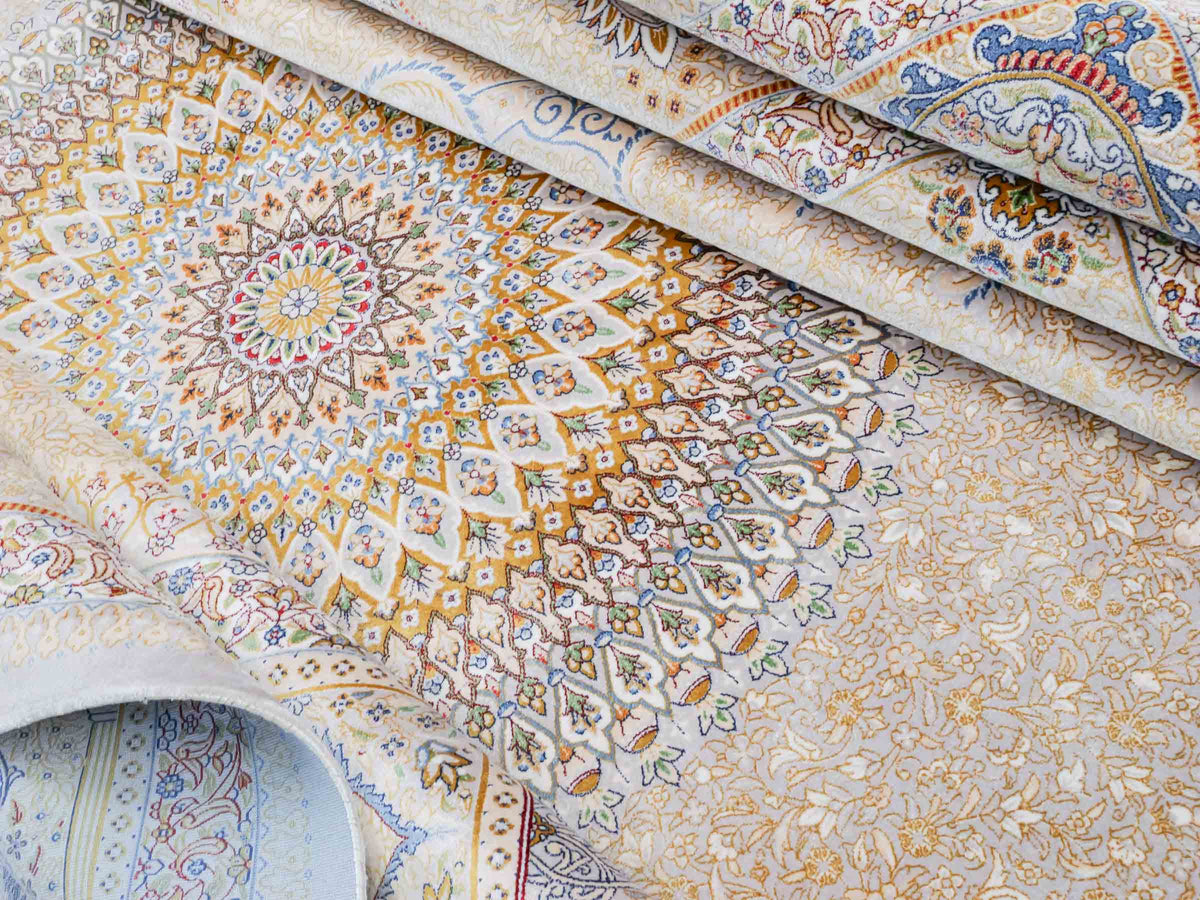 Ghom Maschinenteppich "Bijan" 300 x 200 cm, mit Medaillon, aus pflanzlicher Seide (Viskose), Silber-Grau-Gold. Teppichnummer: V16SV600H. Persian Luxury Collection by Khademi. Made in Iran / Persia – Vertrieb durch JUPITER Intl.
