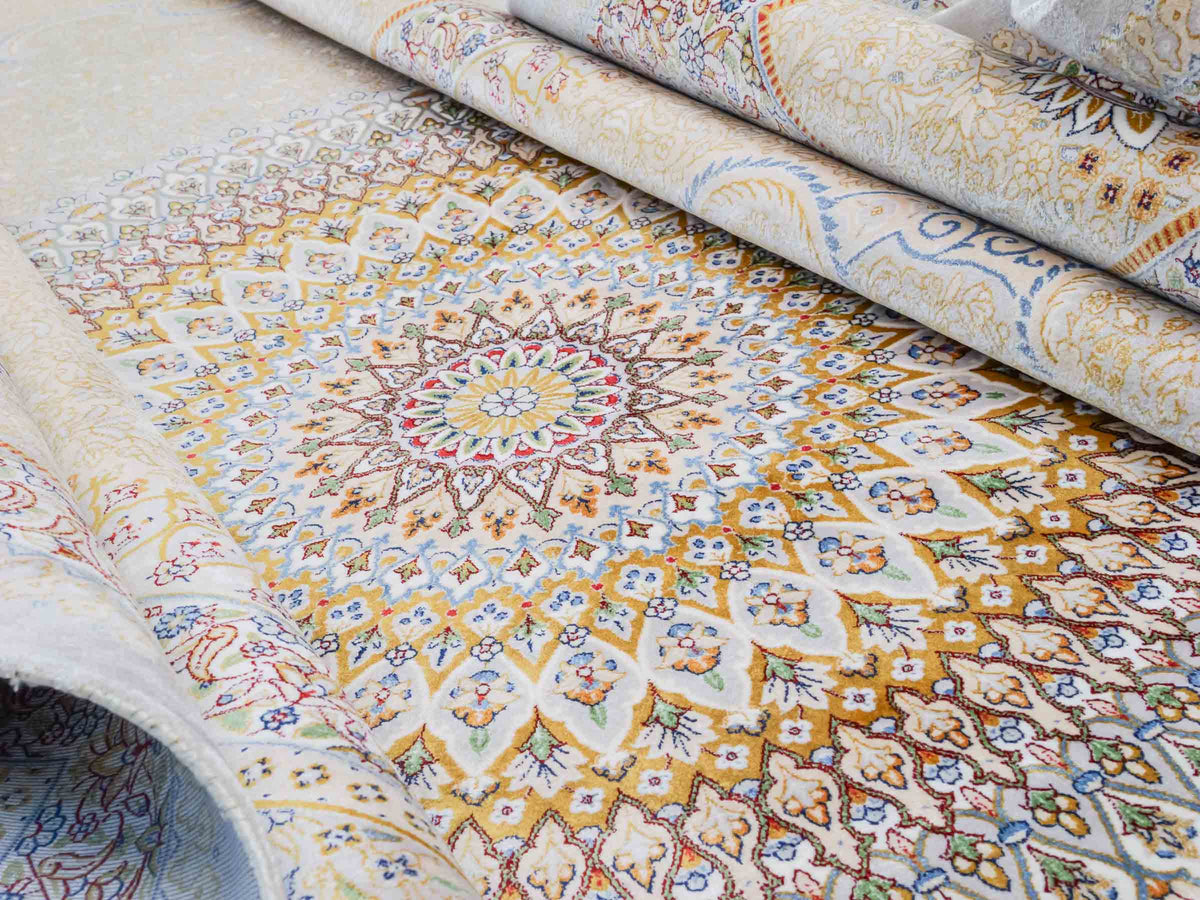 Ghom Maschinenteppich "Bijan" 300 x 200 cm, mit Medaillon, aus pflanzlicher Seide (Viskose), Silber-Grau-Gold. Teppichnummer: V16SV600H. Persian Luxury Collection by Khademi. Made in Iran / Persia – Vertrieb durch JUPITER Intl.