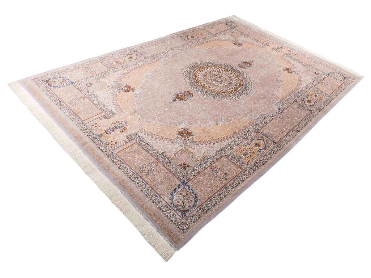 Ghom Maschinenteppich "Bijan" 300 x 200 cm, mit Medaillon, aus pflanzlicher Seide (Viskose), Silber-Grau-Gold. Teppichnummer: V16SV600H. Persian Luxury Collection by Khademi. Made in Iran / Persia – Vertrieb durch JUPITER Intl.