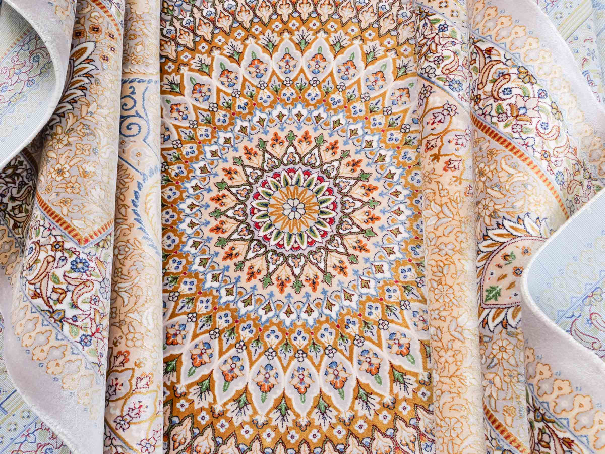 Ghom Maschinenteppich "Bijan" 300 x 200 cm, mit Medaillon, aus pflanzlicher Seide (Viskose), Silber-Grau-Gold. Teppichnummer: V16SV600H. Persian Luxury Collection by Khademi. Made in Iran / Persia – Vertrieb durch JUPITER Intl.