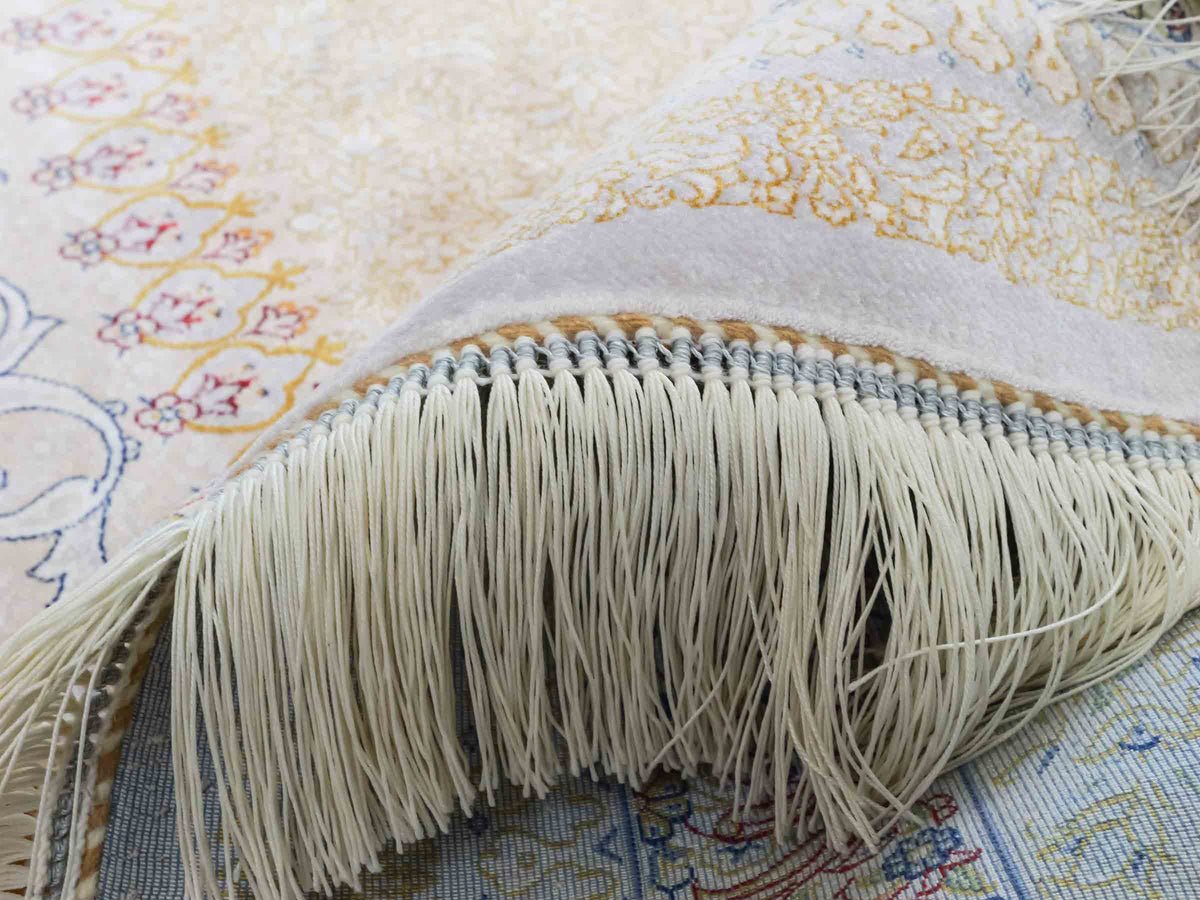 Ghom Maschinenteppich "Bijan" 300 x 200 cm, mit Medaillon, aus pflanzlicher Seide (Viskose), Silber-Grau-Gold. Teppichnummer: V16SV600H. Persian Luxury Collection by Khademi. Made in Iran / Persia – Vertrieb durch JUPITER Intl.