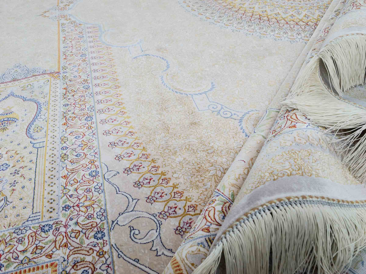 Ghom Maschinenteppich "Bijan" 300 x 200 cm, mit Medaillon, aus pflanzlicher Seide (Viskose), Silber-Grau-Gold. Teppichnummer: V16SV600H. Persian Luxury Collection by Khademi. Made in Iran / Persia – Vertrieb durch JUPITER Intl.