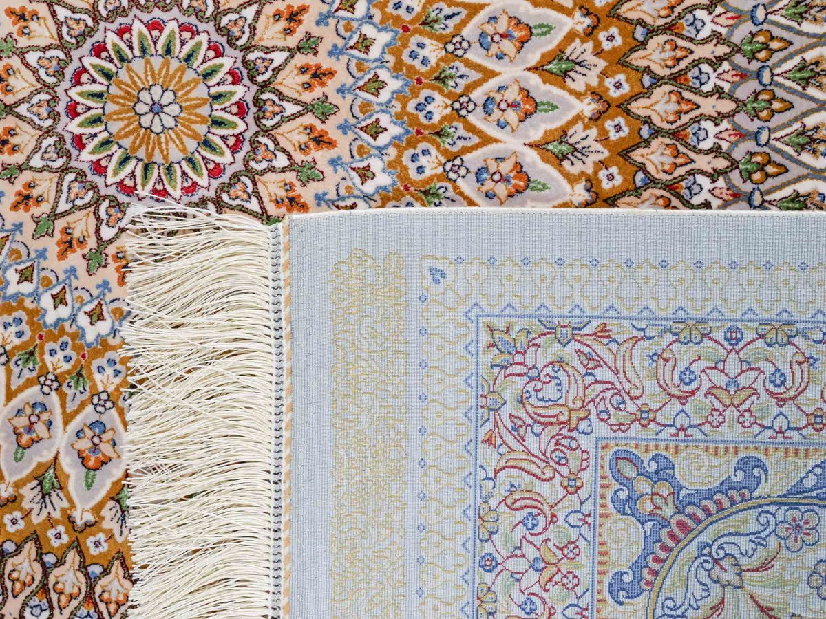 Ghom Maschinenteppich "Bijan" 300 x 200 cm, mit Medaillon, aus pflanzlicher Seide (Viskose), Silber-Grau-Gold. Teppichnummer: V16SV600H. Persian Luxury Collection by Khademi. Made in Iran / Persia – Vertrieb durch JUPITER Intl.