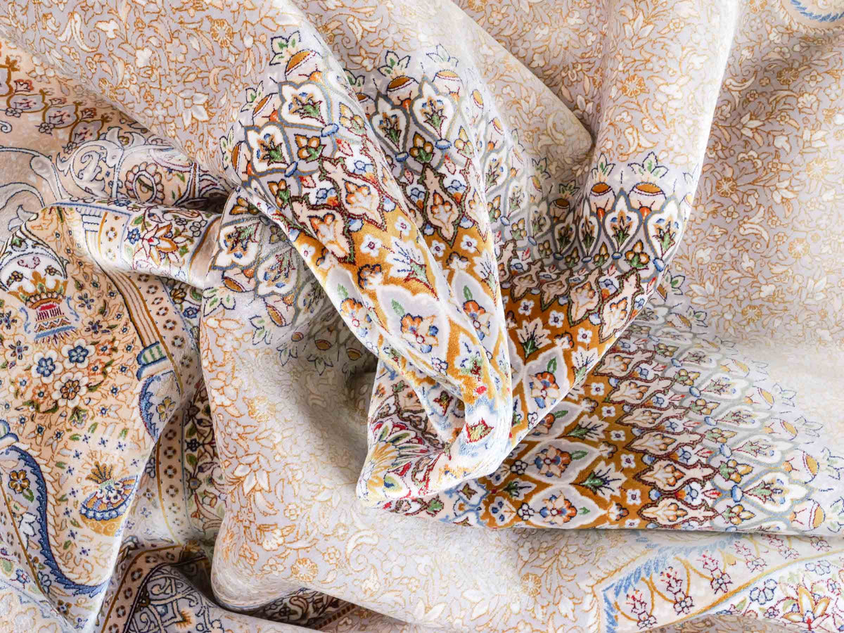 Ghom Maschinenteppich "Bijan" 300 x 200 cm, mit Medaillon, aus pflanzlicher Seide (Viskose), Silber-Grau-Gold. Teppichnummer: V16SV600H. Persian Luxury Collection by Khademi. Made in Iran / Persia – Vertrieb durch JUPITER Intl.