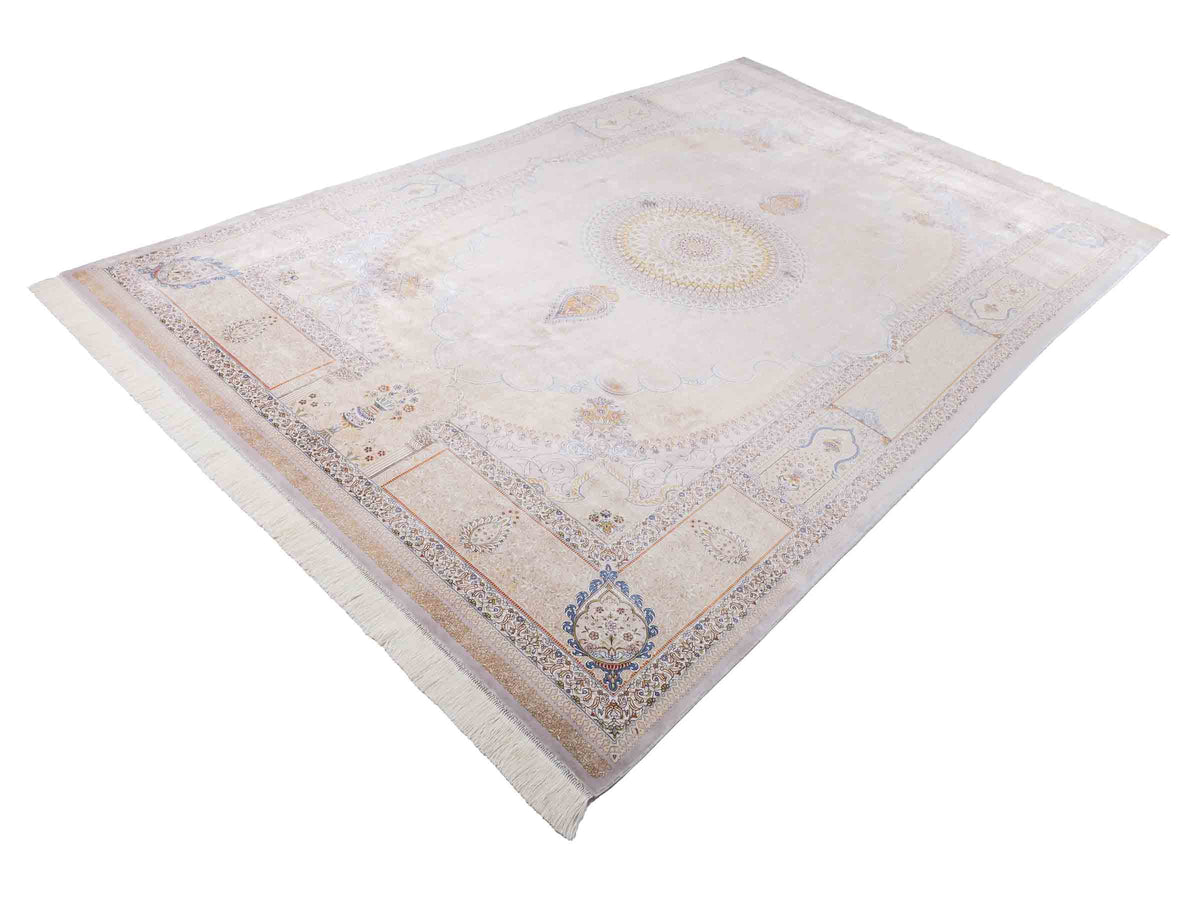 Ghom Maschinenteppich "Bijan" 300 x 200 cm, mit Medaillon, aus pflanzlicher Seide (Viskose), Silber-Grau-Gold. Teppichnummer: V16SV600H. Persian Luxury Collection by Khademi. Made in Iran / Persia – Vertrieb durch JUPITER Intl.