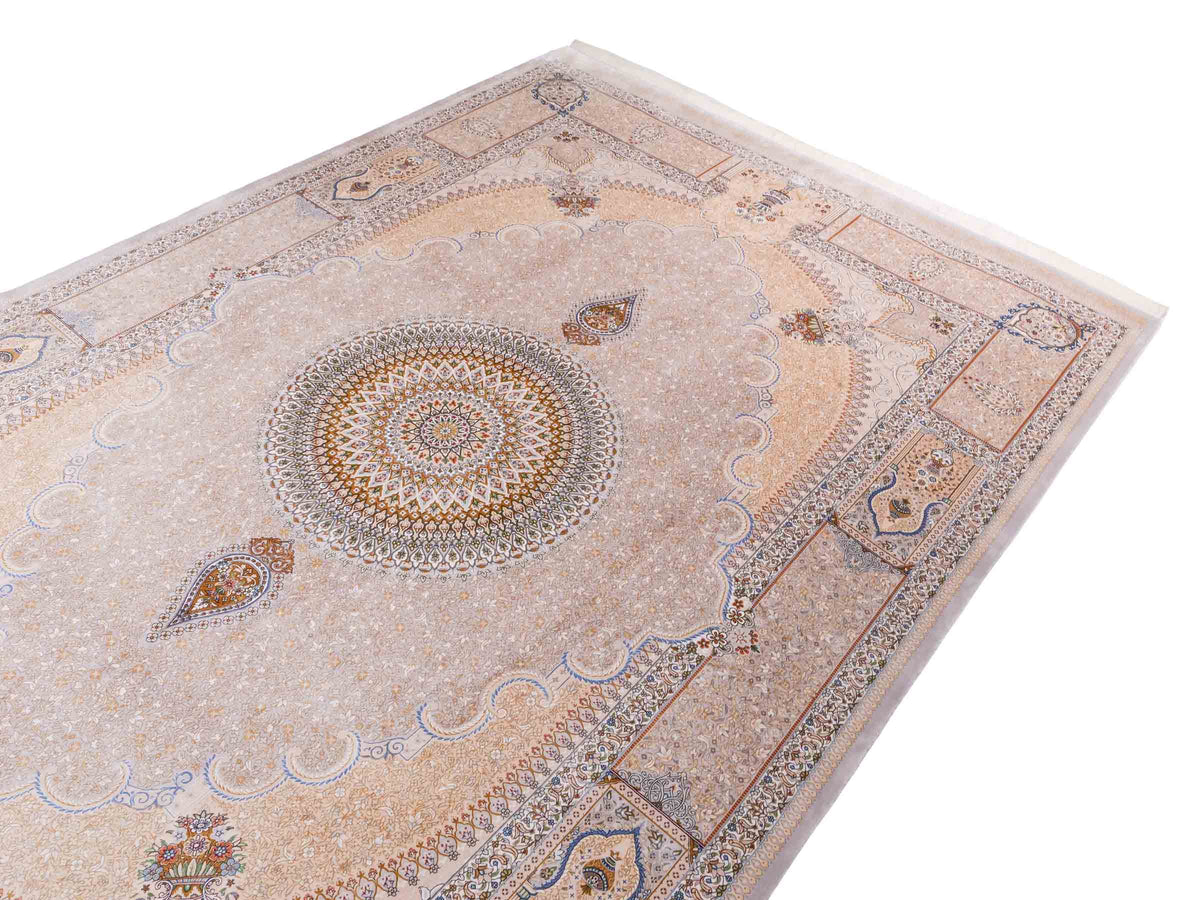 Ghom Maschinenteppich "Bijan" 300 x 200 cm, mit Medaillon, aus pflanzlicher Seide (Viskose), Silber-Grau-Gold. Teppichnummer: V16SV600H. Persian Luxury Collection by Khademi. Made in Iran / Persia – Vertrieb durch JUPITER Intl.