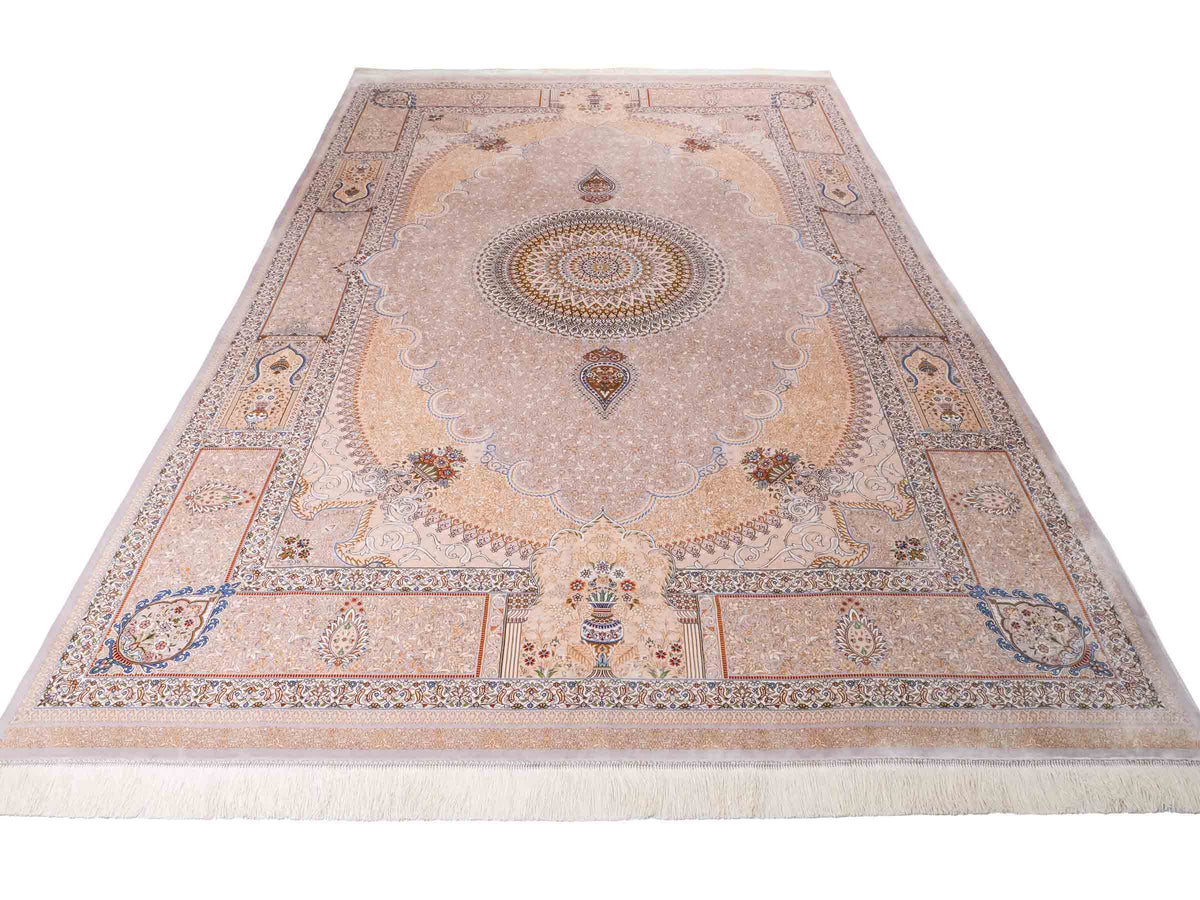 Ghom Maschinenteppich "Bijan" 300 x 200 cm, mit Medaillon, aus pflanzlicher Seide (Viskose), Silber-Grau-Gold. Teppichnummer: V16SV600H. Persian Luxury Collection by Khademi. Made in Iran / Persia – Vertrieb durch JUPITER Intl.