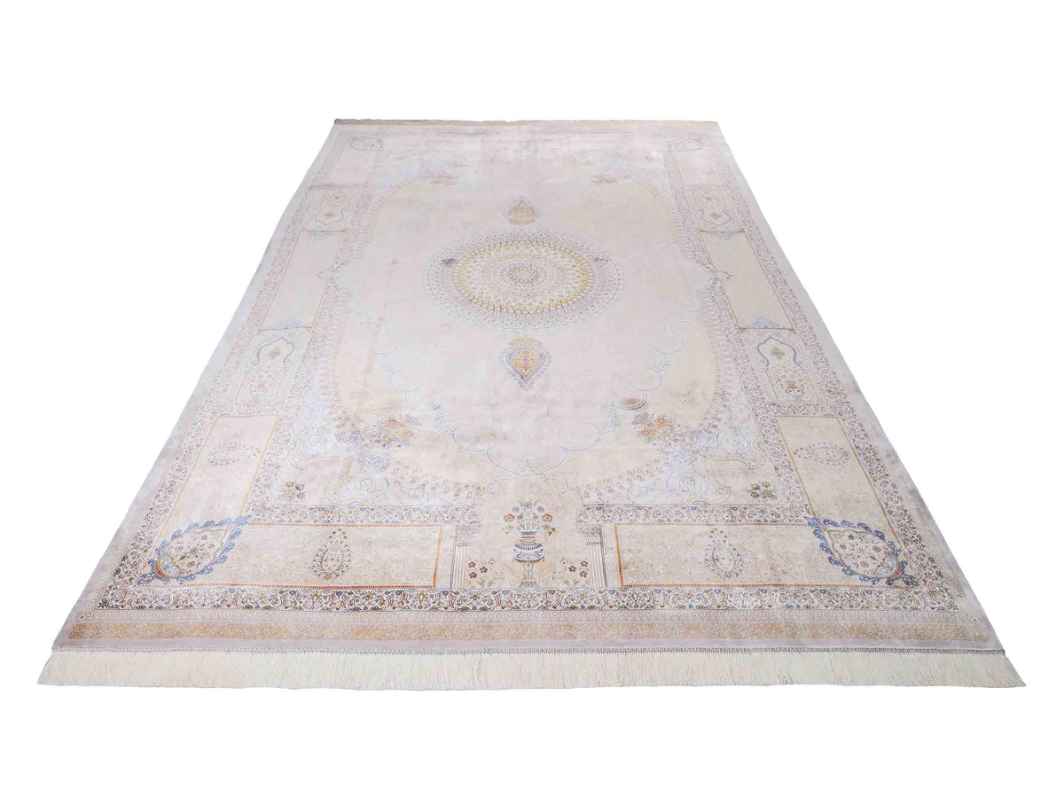 Ghom Maschinenteppich "Bijan" 300 x 200 cm, mit Medaillon, aus pflanzlicher Seide (Viskose), Silber-Grau-Gold. Teppichnummer: V16SV600H. Persian Luxury Collection by Khademi. Made in Iran / Persia – Vertrieb durch JUPITER Intl.