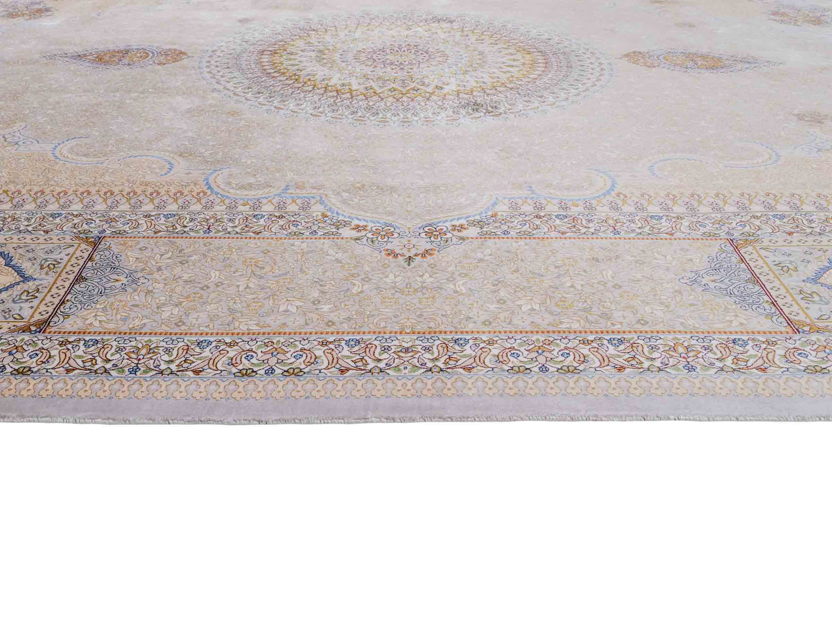 Ghom Maschinenteppich "Bijan" 300 x 200 cm, mit Medaillon, aus pflanzlicher Seide (Viskose), Silber-Grau-Gold. Teppichnummer: V16SV600H. Persian Luxury Collection by Khademi. Made in Iran / Persia – Vertrieb durch JUPITER Intl.