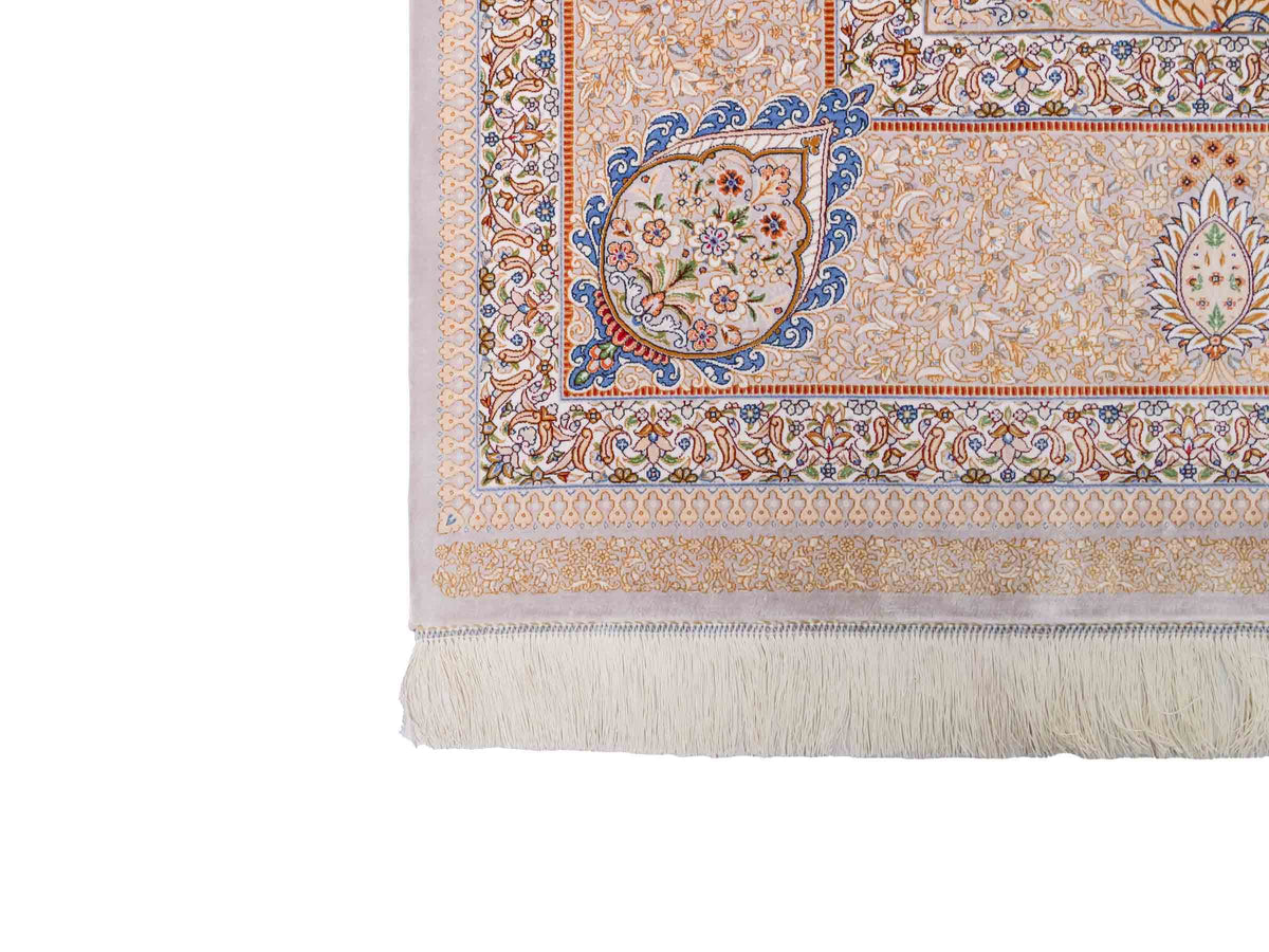 Ghom Maschinenteppich "Bijan" 300 x 200 cm, mit Medaillon, aus pflanzlicher Seide (Viskose), Silber-Grau-Gold. Teppichnummer: V16SV600H. Persian Luxury Collection by Khademi. Made in Iran / Persia – Vertrieb durch JUPITER Intl.